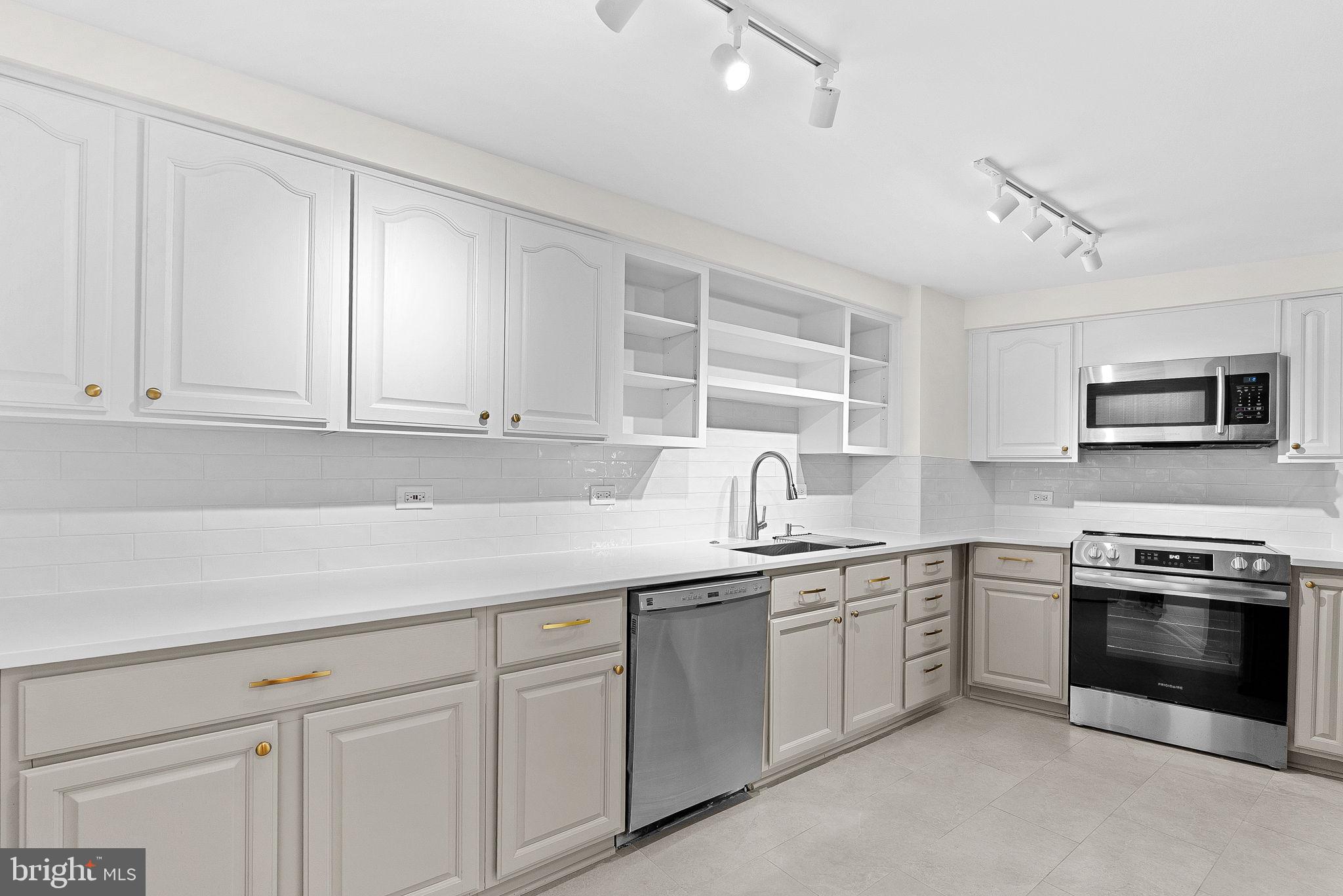 THE ELIZABETH - Residential Lease