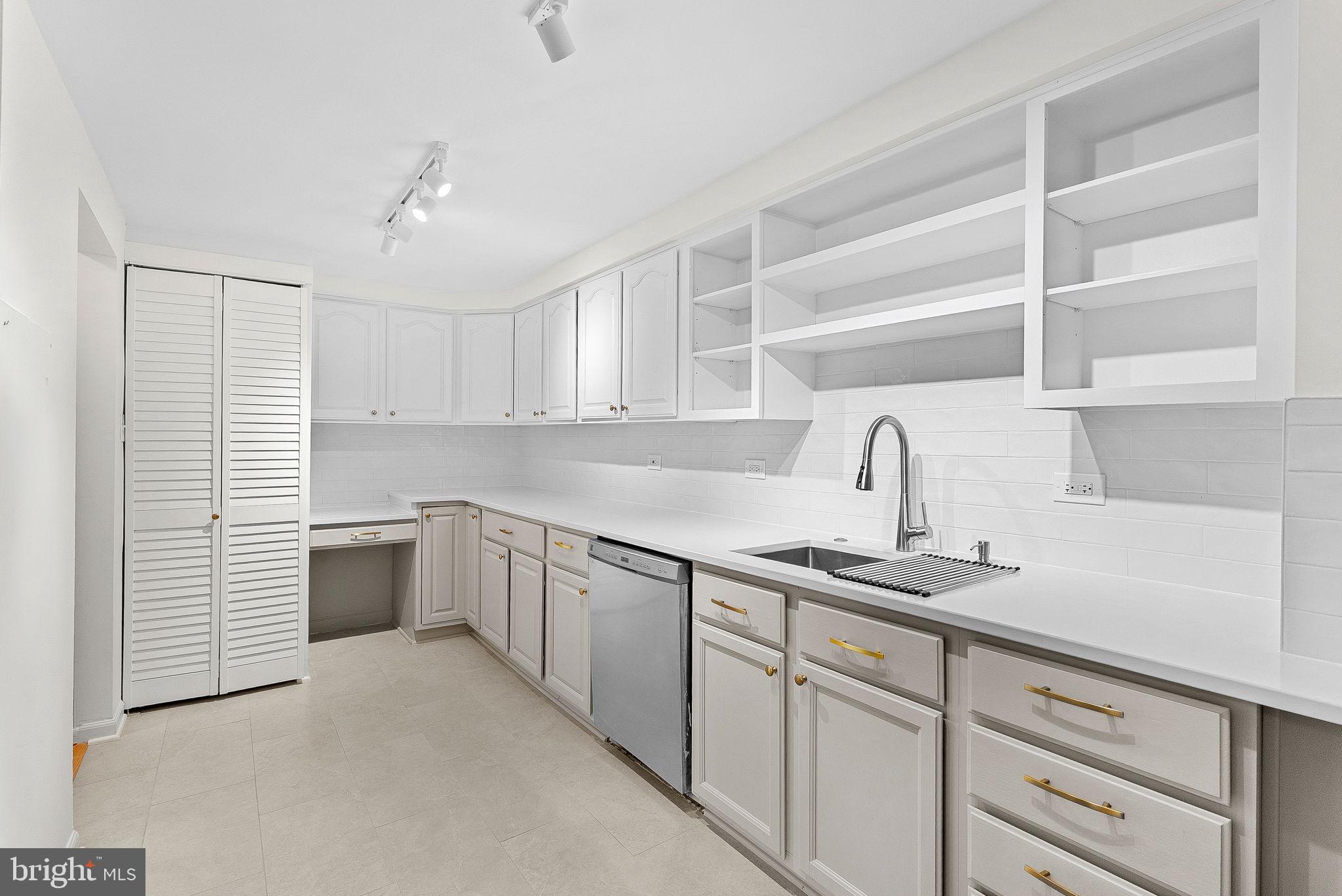 THE ELIZABETH - Residential Lease