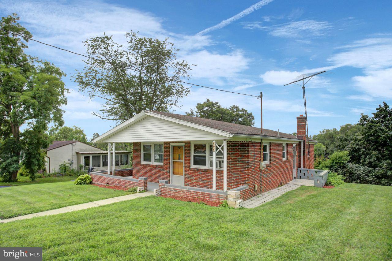 806 HIGHLAND DRIVE