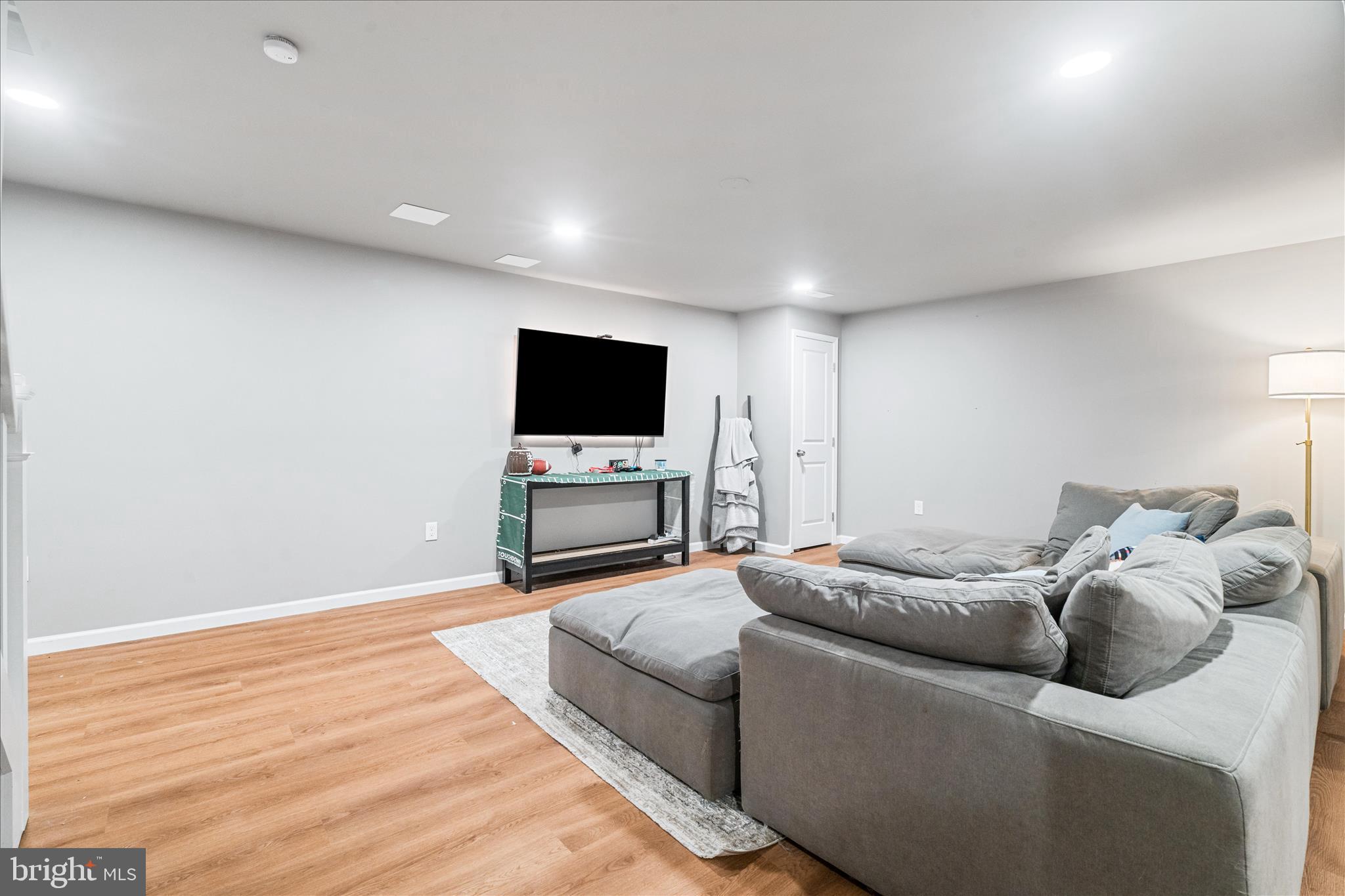 SKYLINE MANOR - Residential