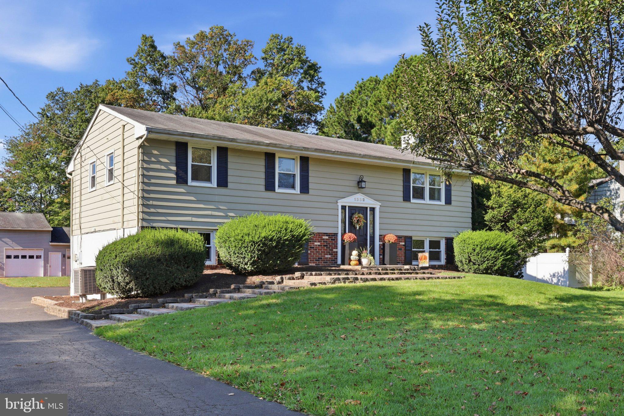 1332 MEADOW LANE