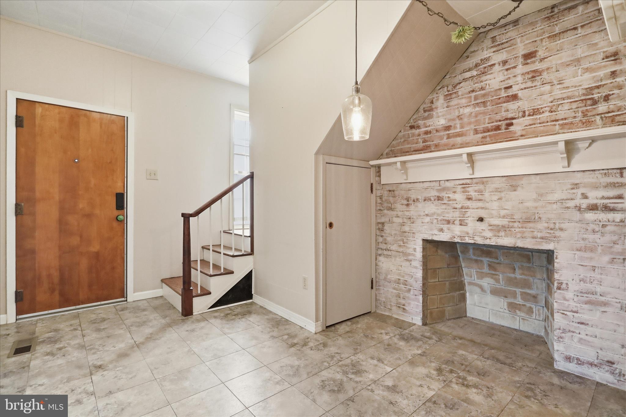 105 S ARTIZAN STREET