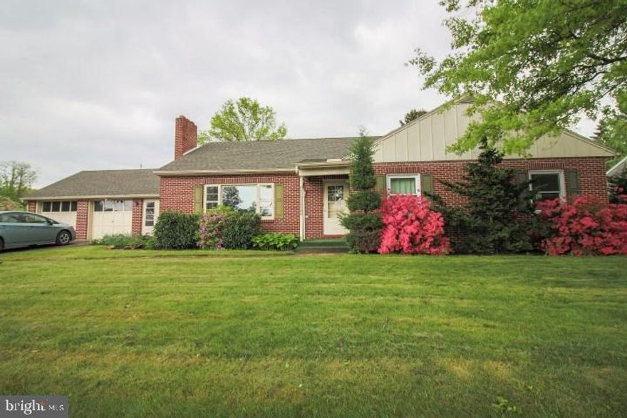 Beautiful 3 bdr, 1   bath, brick ranch home located in the Hollar Heights neighborhood. Home is close to schools with 2-car garage, refinished original hardwood floors, newer roof, stone-faced gas fireplace, walk-up attic and cedar closets. This home is great for families or entertaining with an open kitchen plan, a breezeway, and fenced in .38 acre yard.
