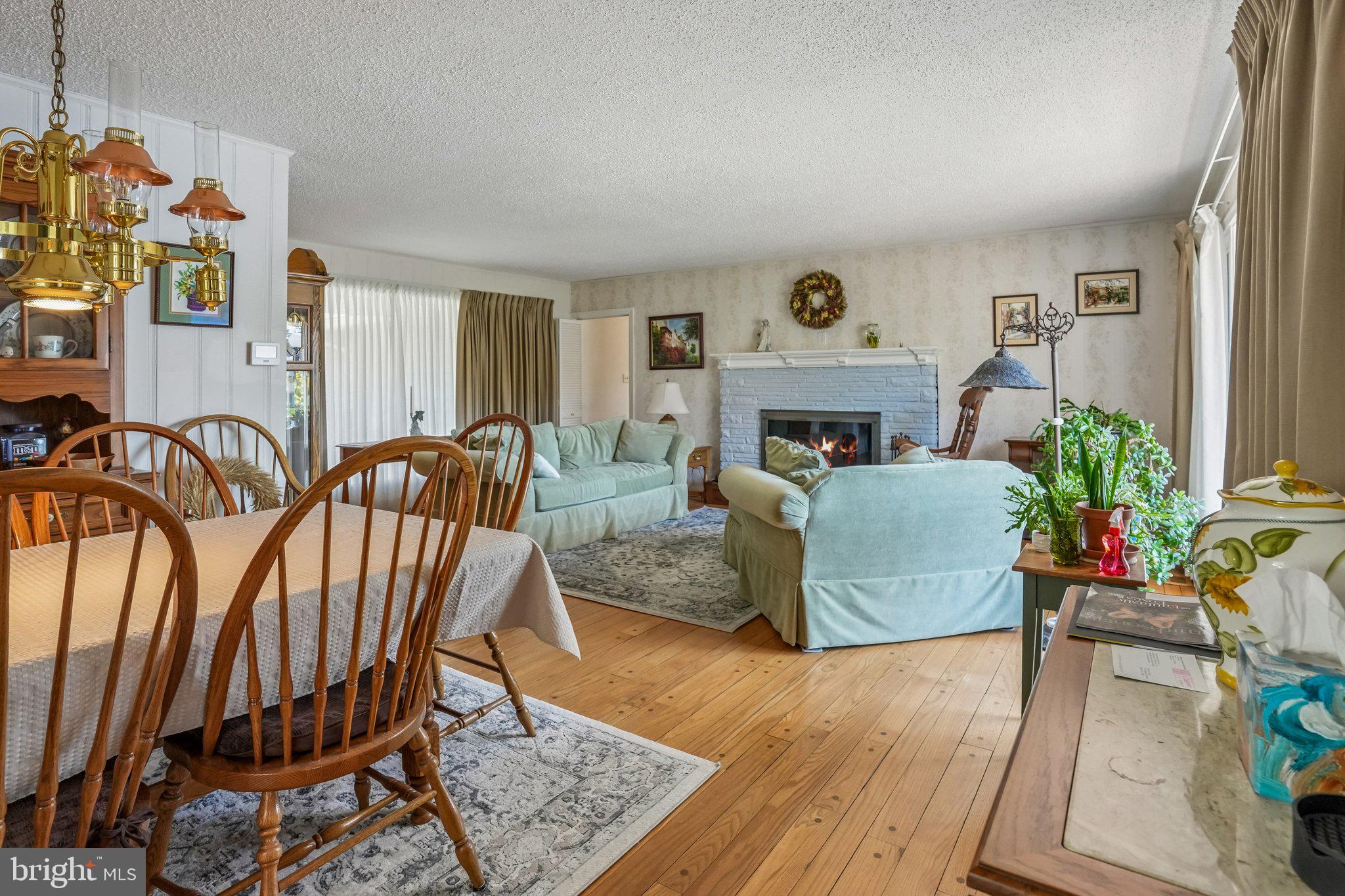 37 N LAKESIDE DRIVE W