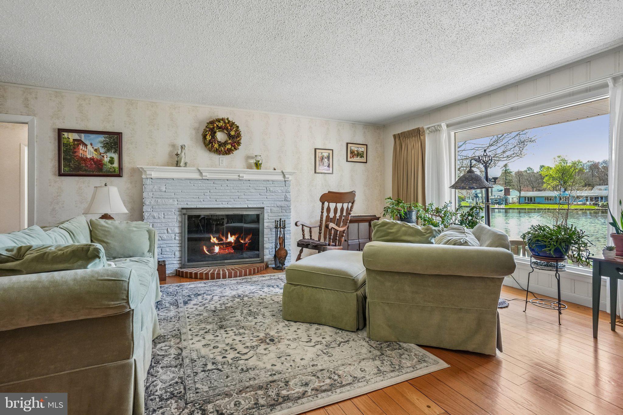 37 N LAKESIDE DRIVE W