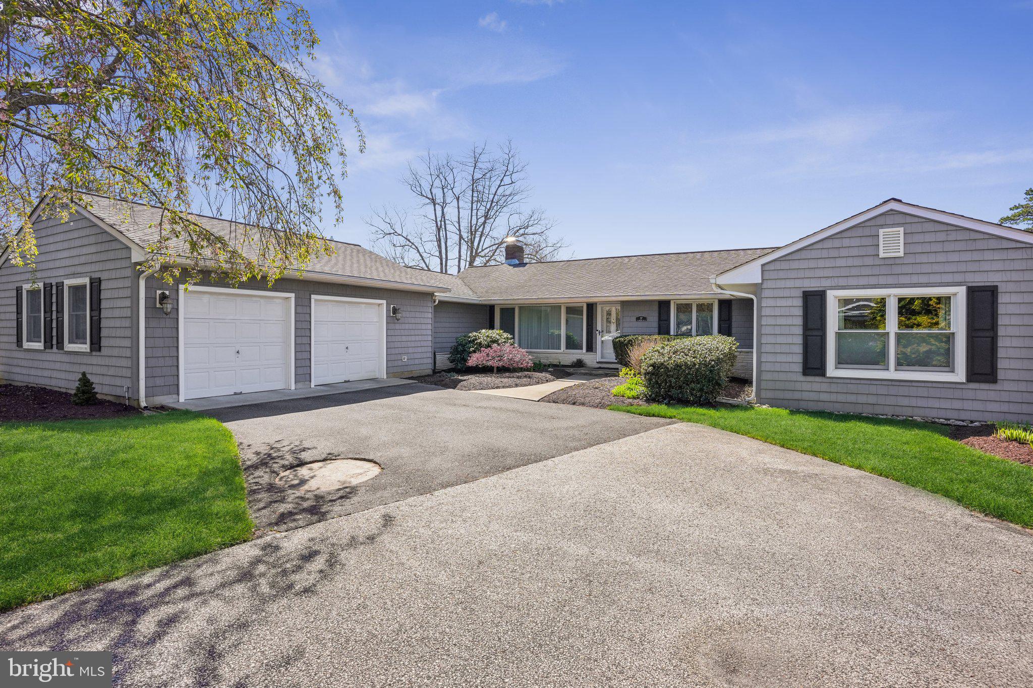 37 N LAKESIDE DRIVE W