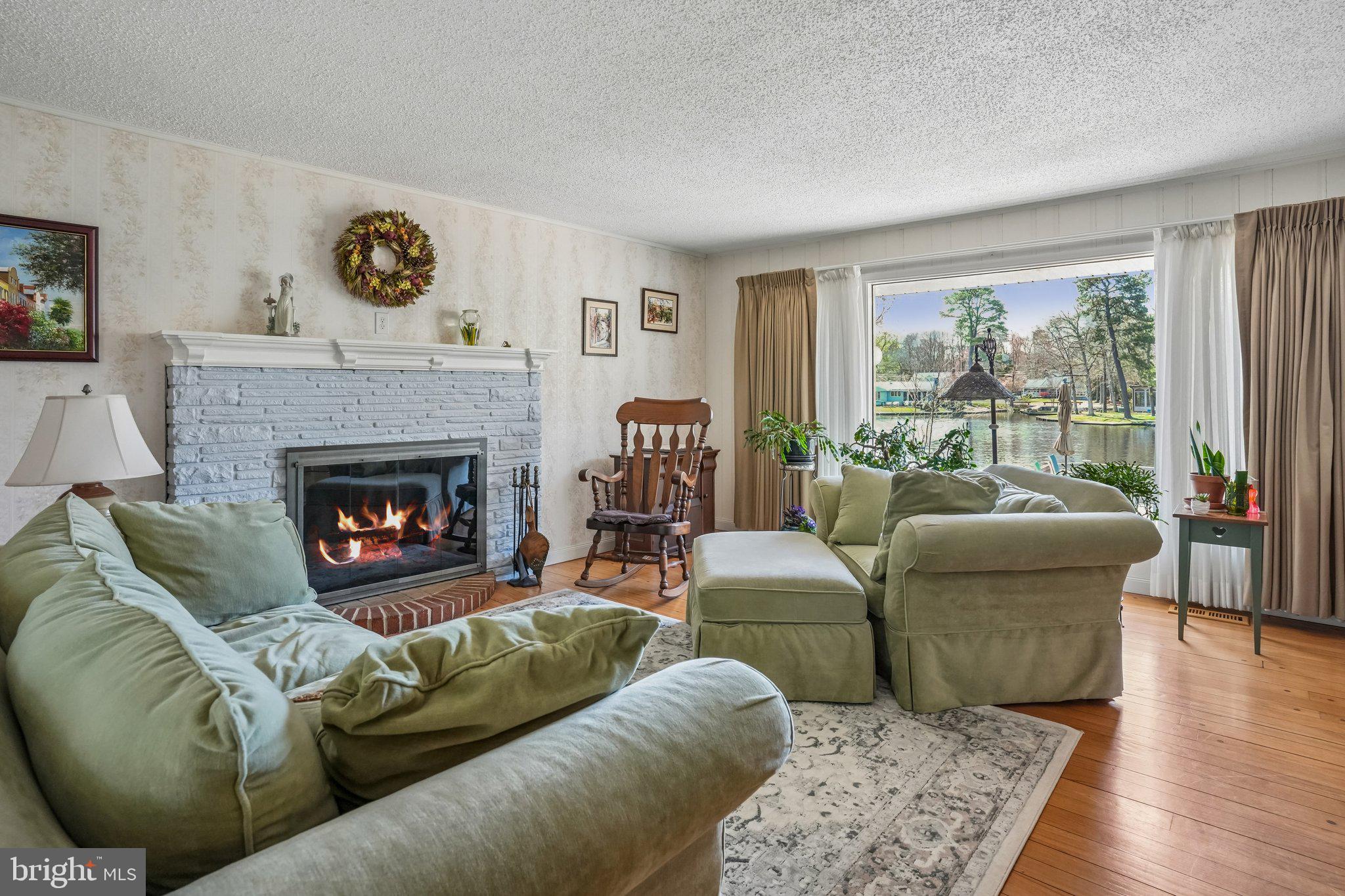 37 N LAKESIDE DRIVE W