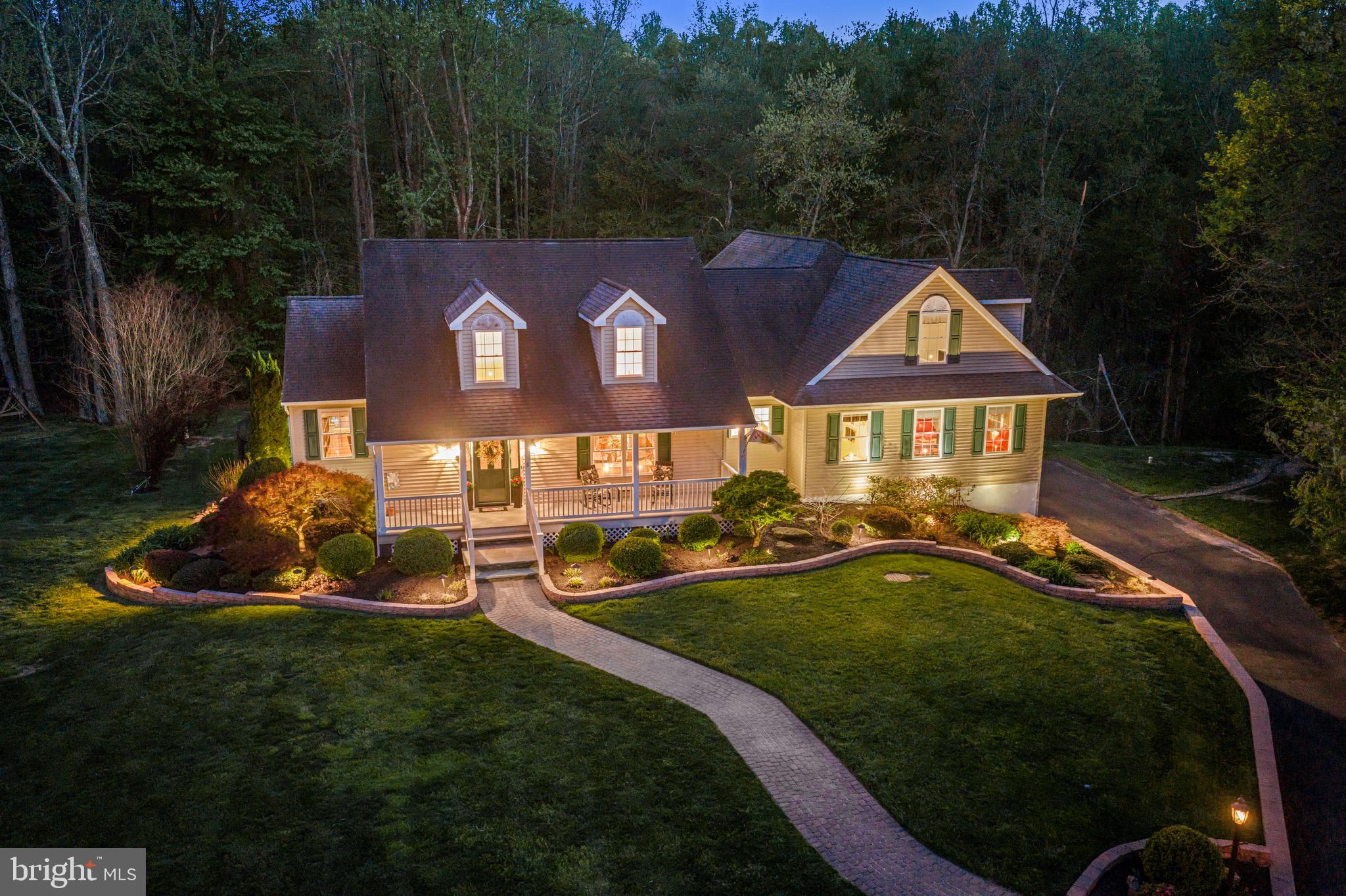 8 CLIFF COURT