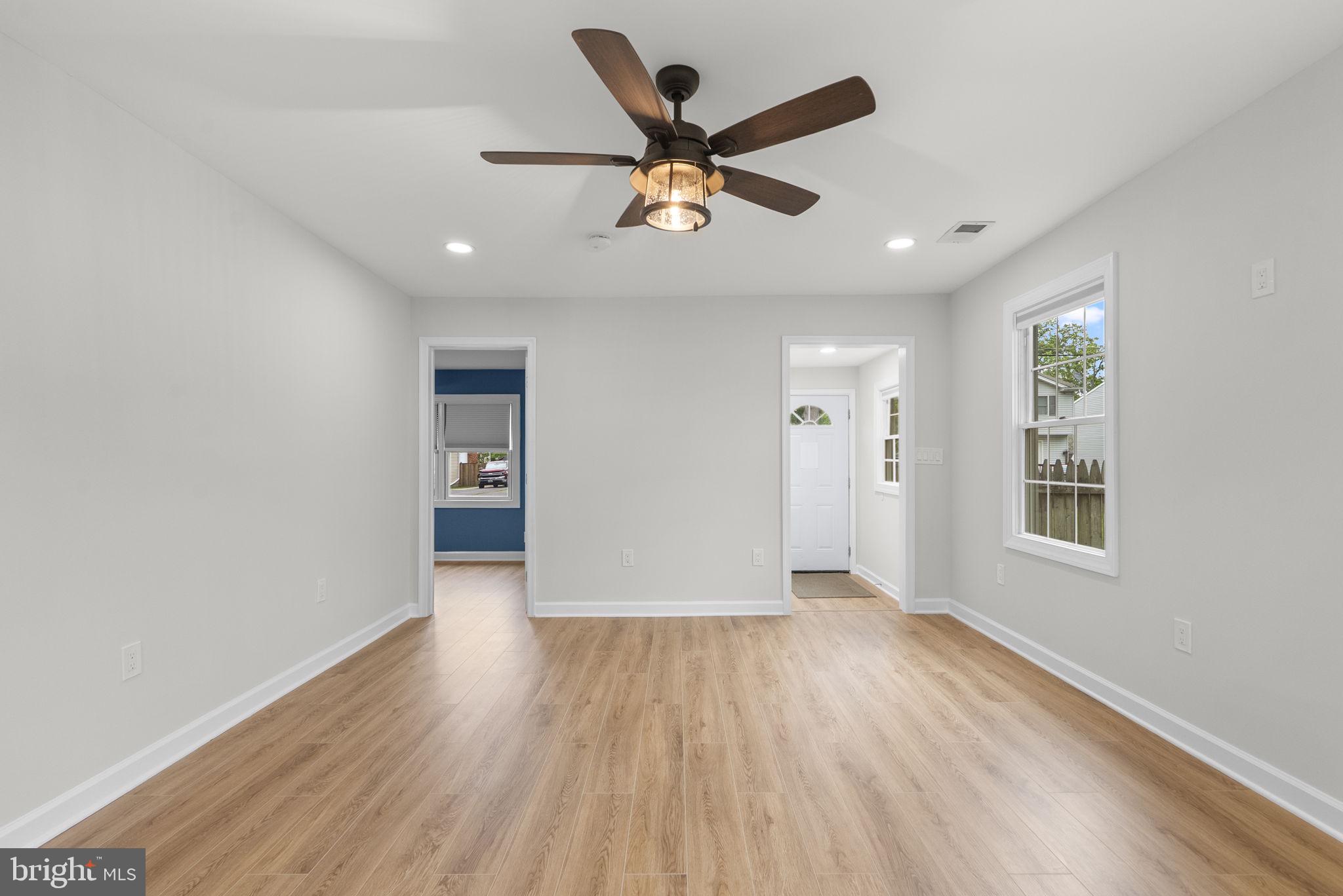 WOODLAND BEACH - Residential