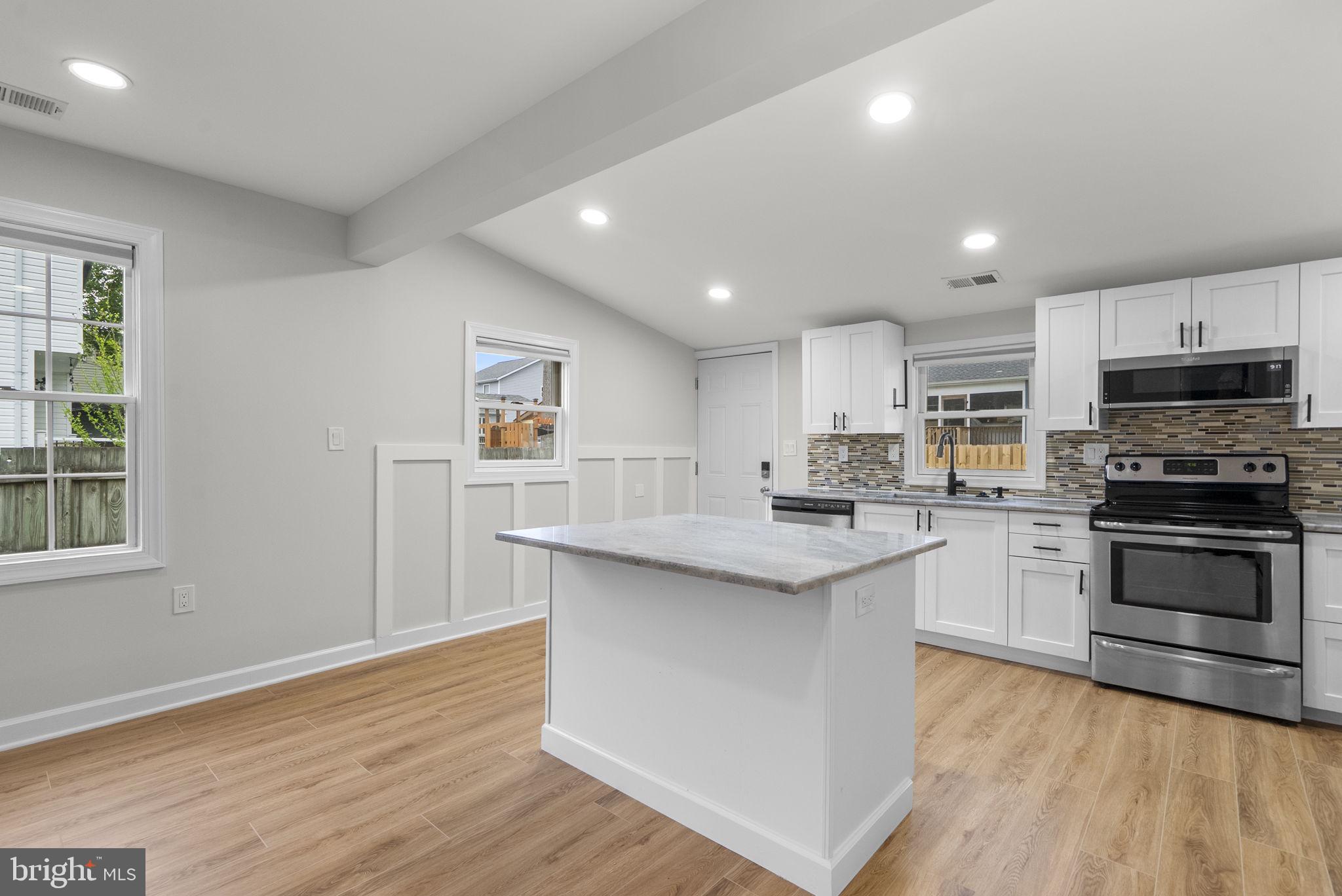 WOODLAND BEACH - Residential