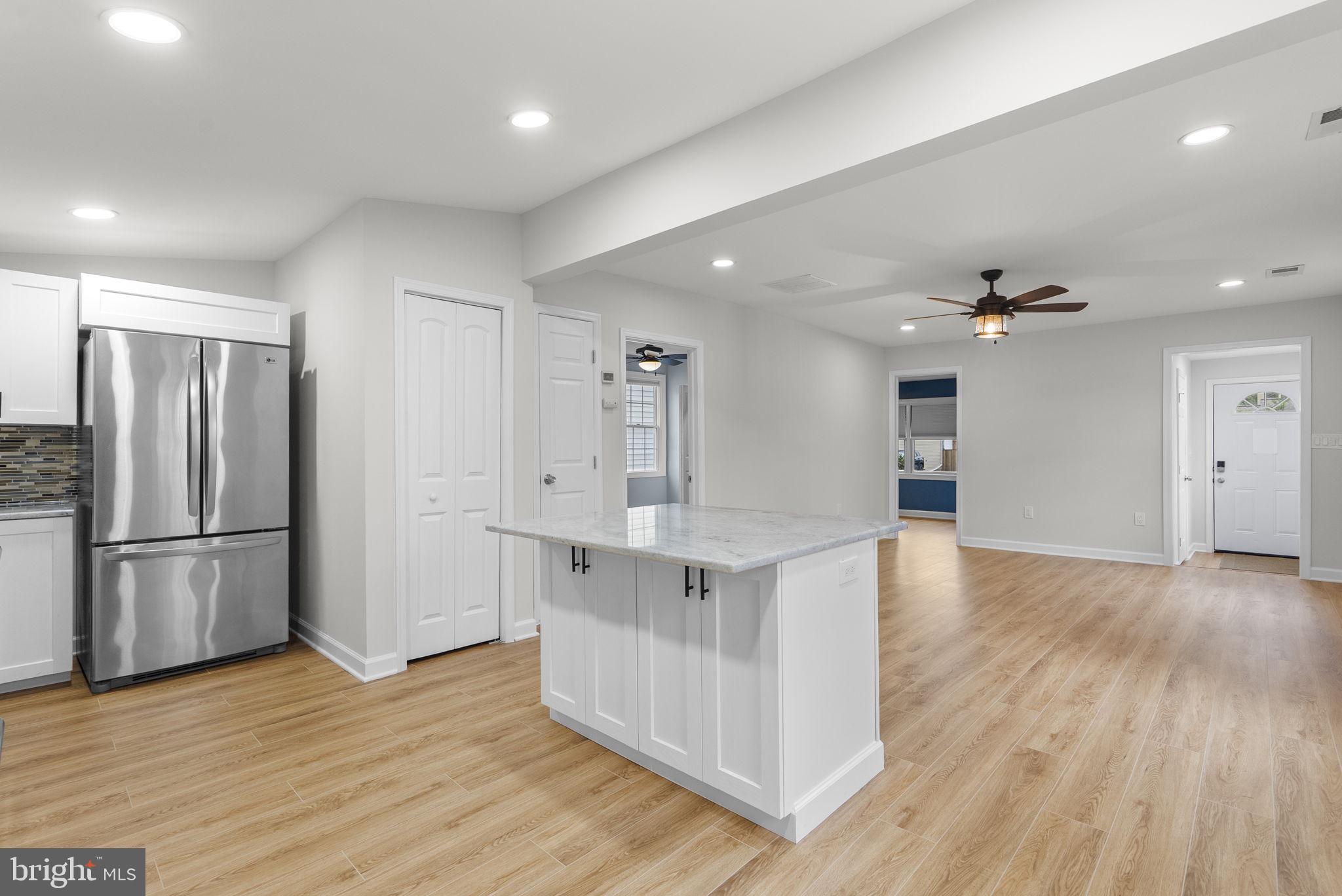 WOODLAND BEACH - Residential