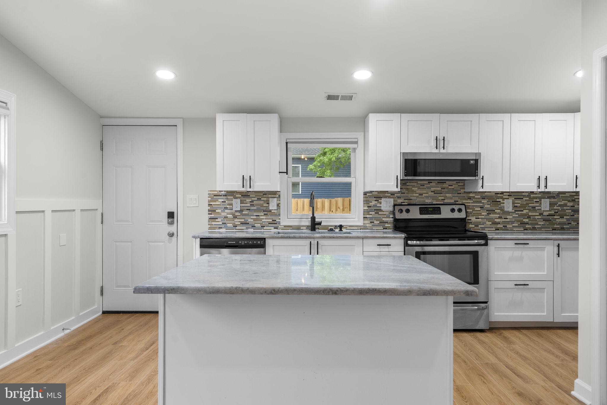 WOODLAND BEACH - Residential
