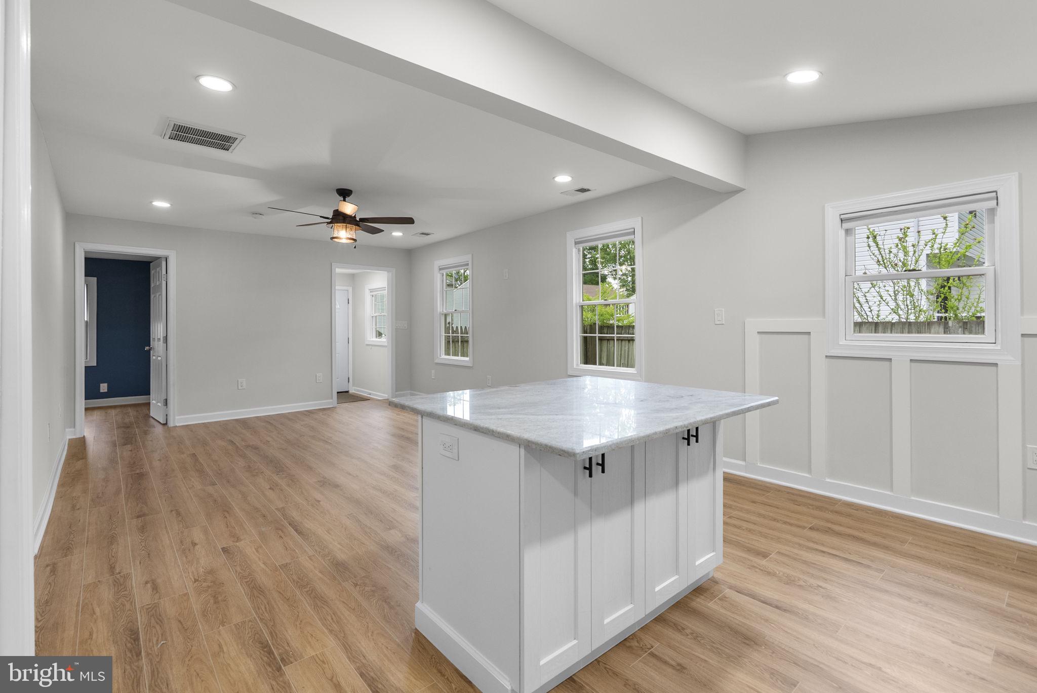WOODLAND BEACH - Residential