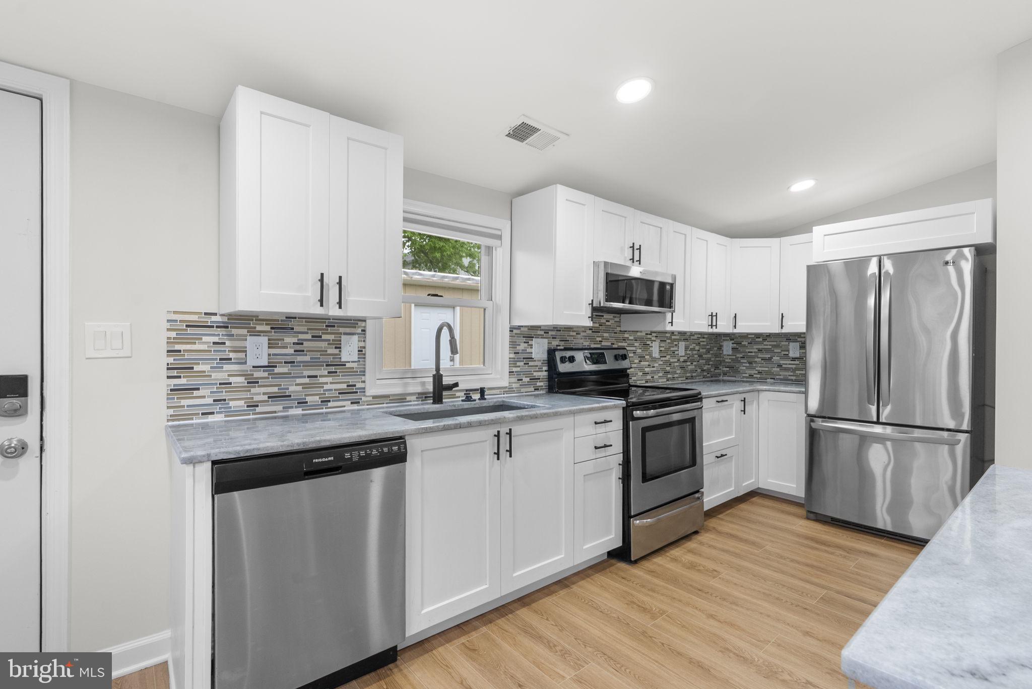 WOODLAND BEACH - Residential
