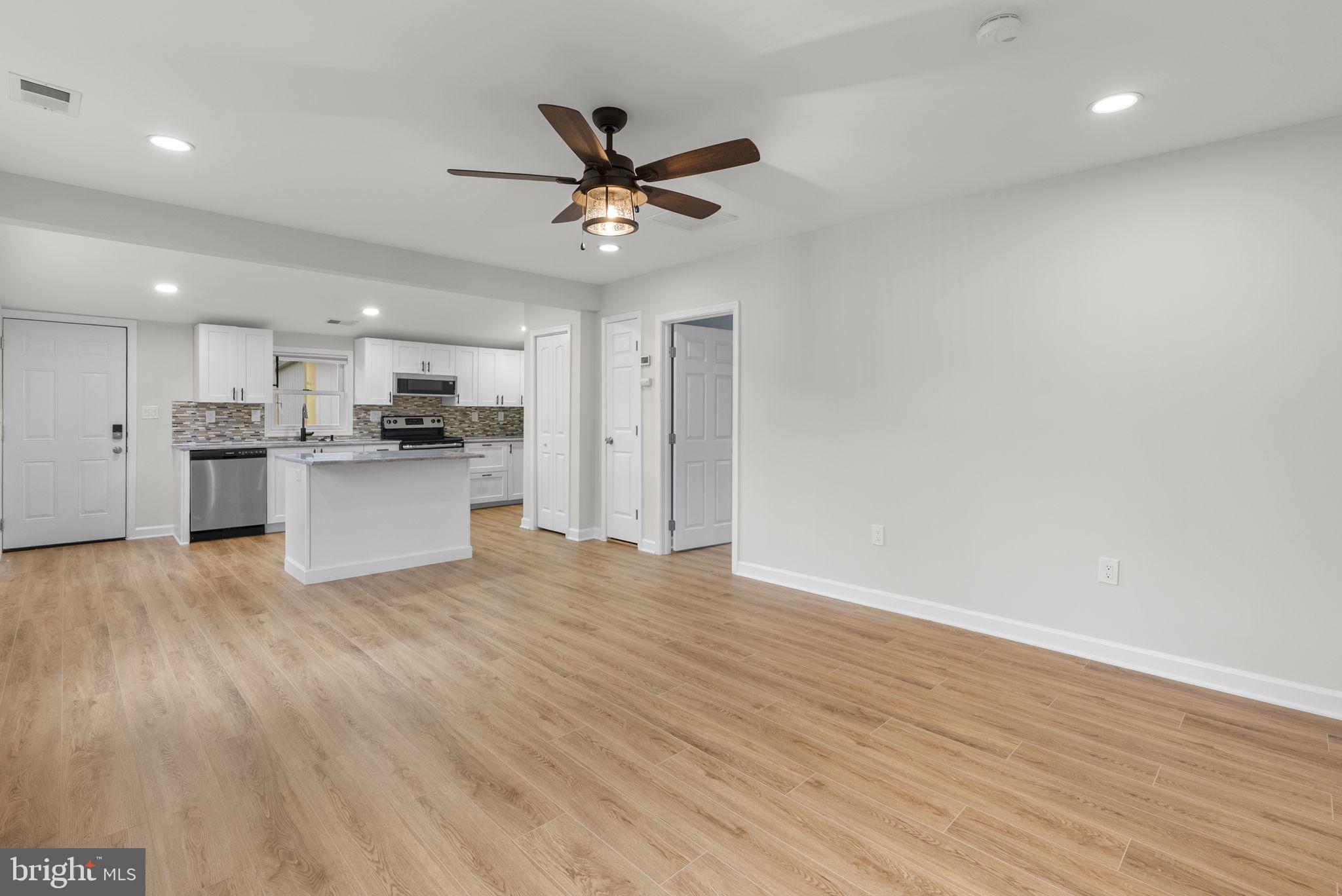 WOODLAND BEACH - Residential