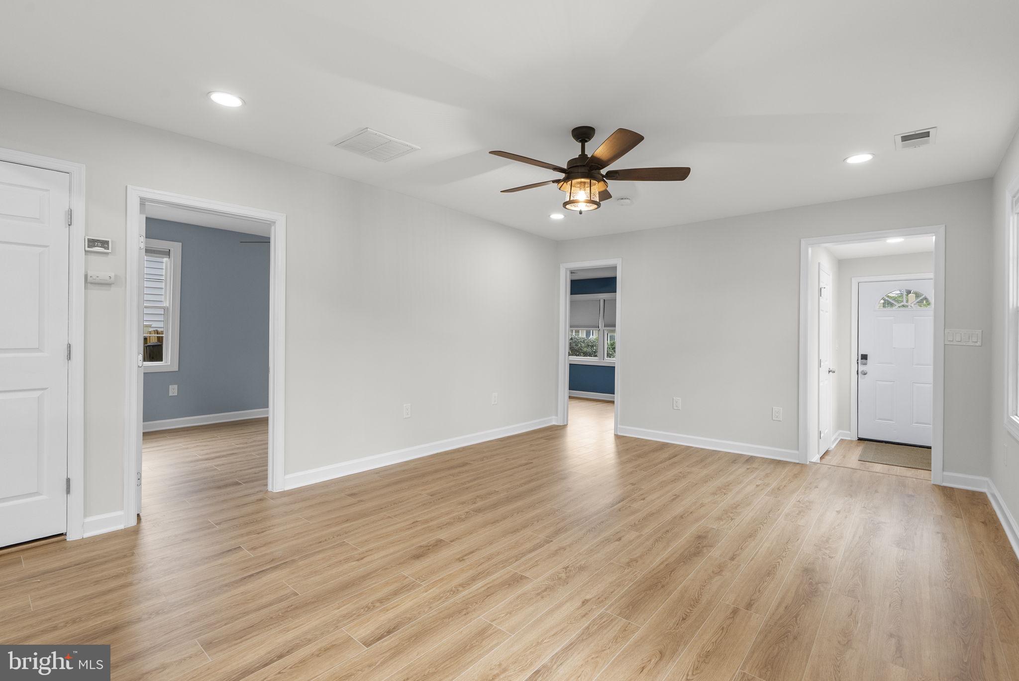 WOODLAND BEACH - Residential
