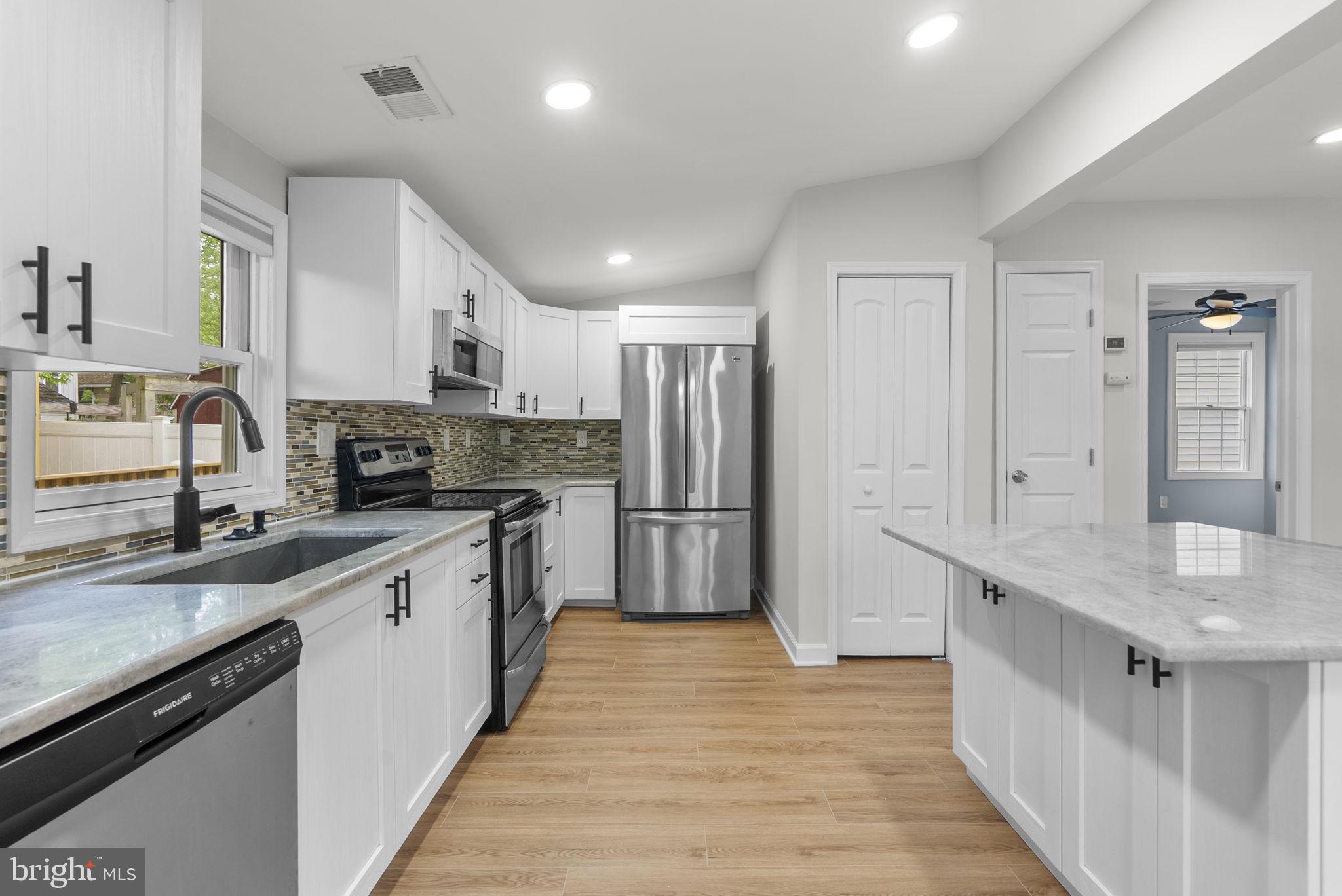 WOODLAND BEACH - Residential