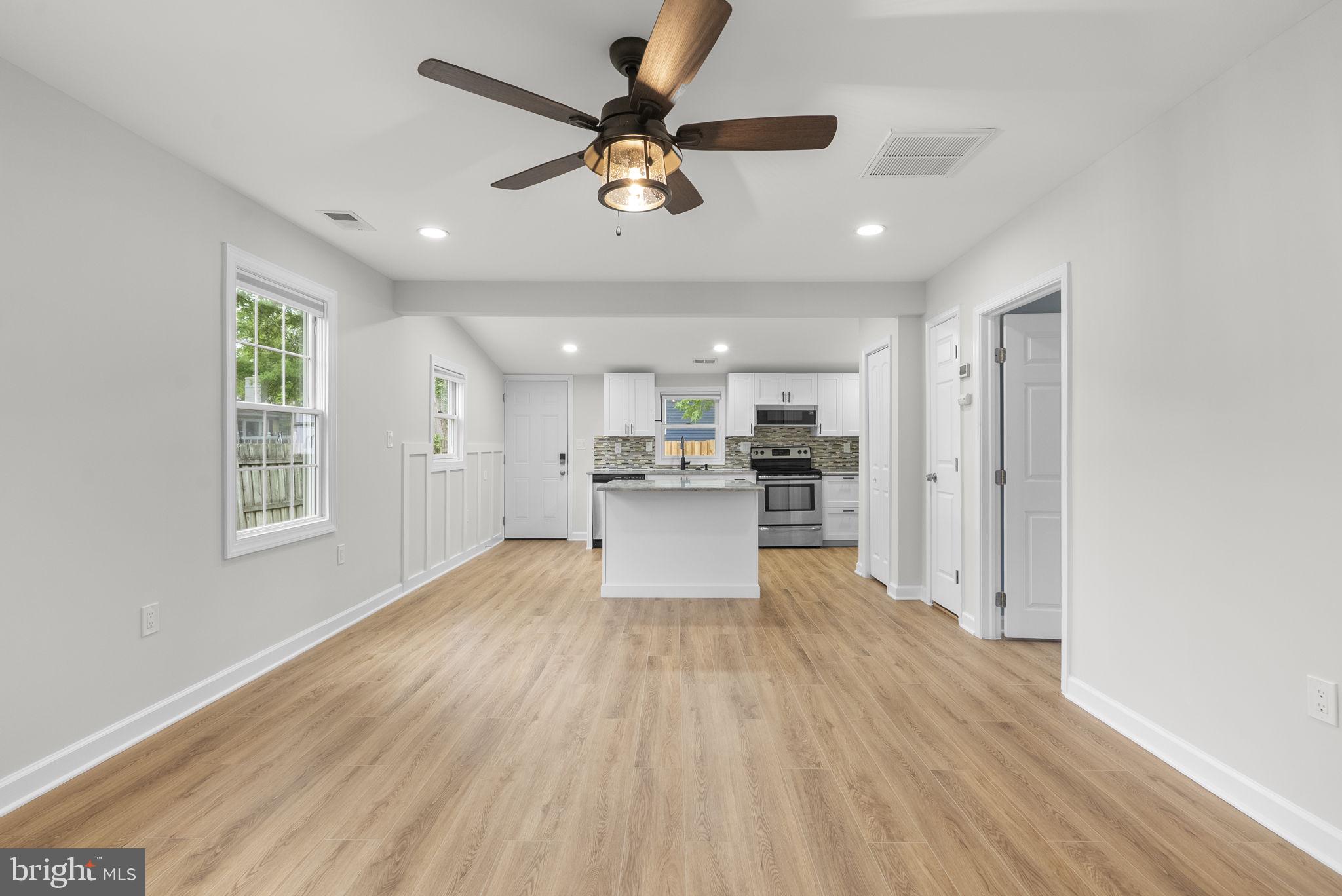 WOODLAND BEACH - Residential
