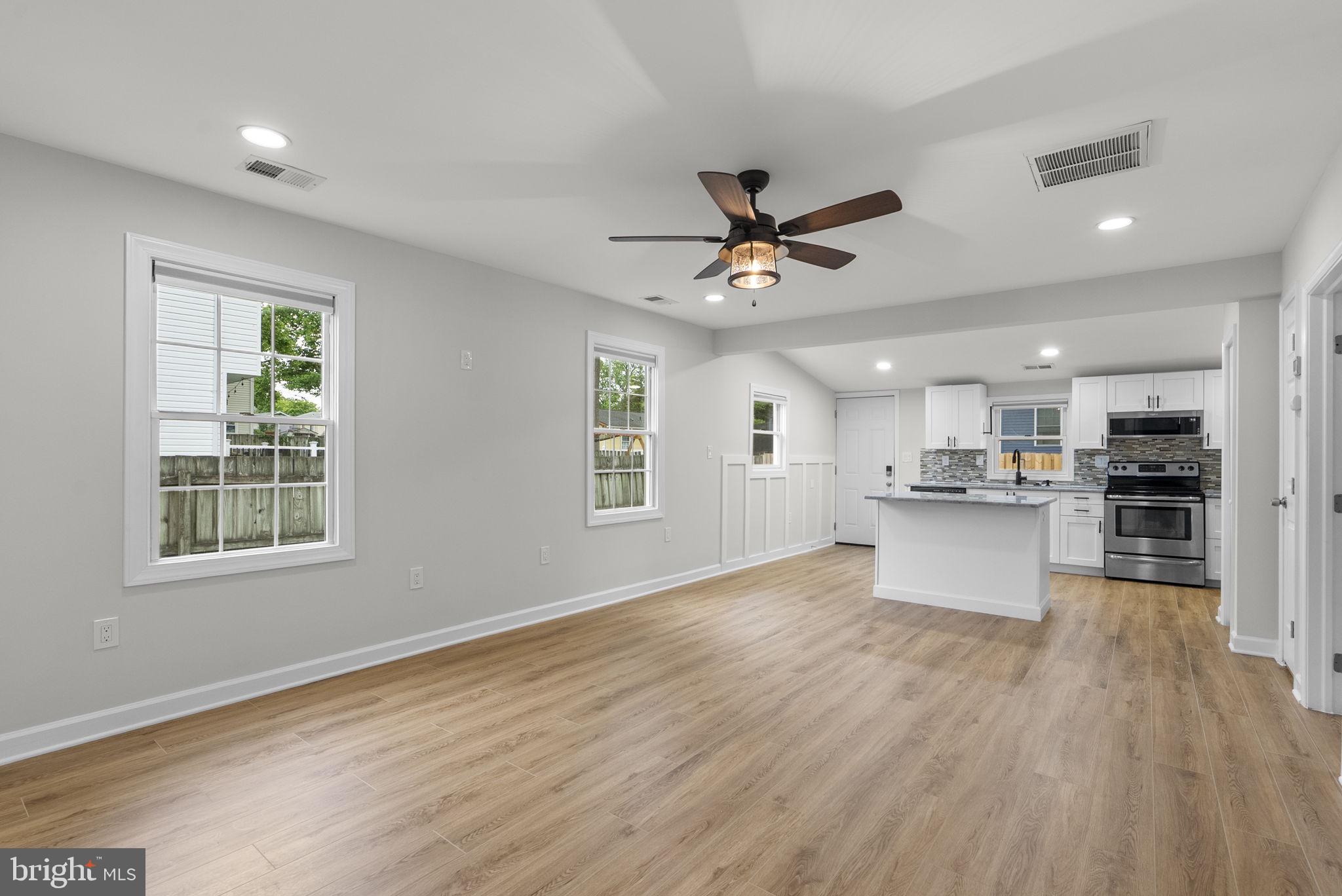 WOODLAND BEACH - Residential