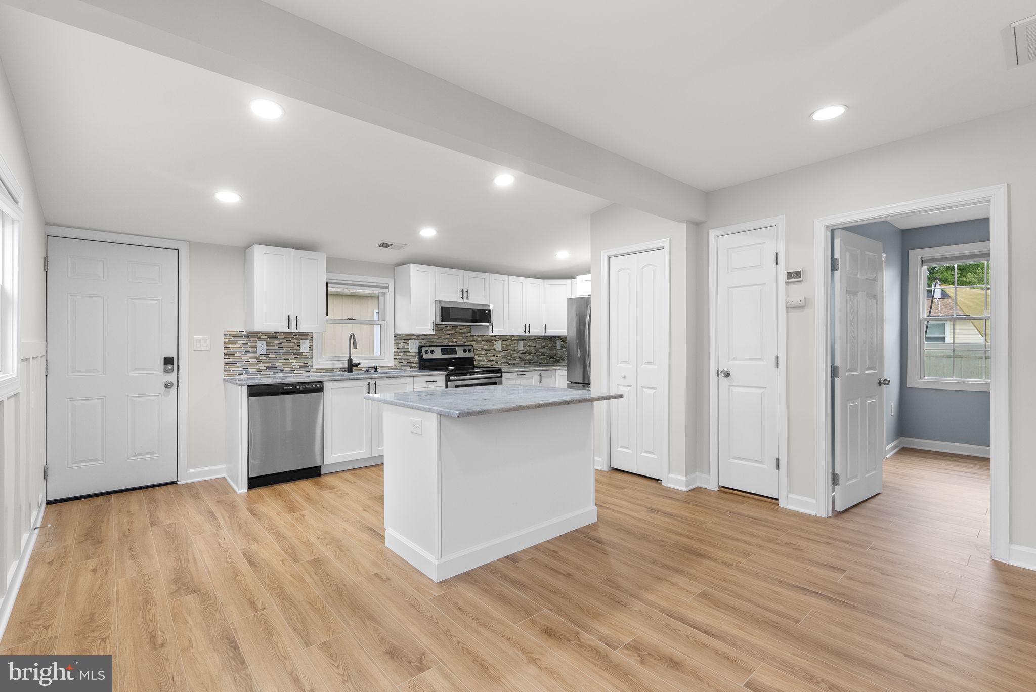 WOODLAND BEACH - Residential