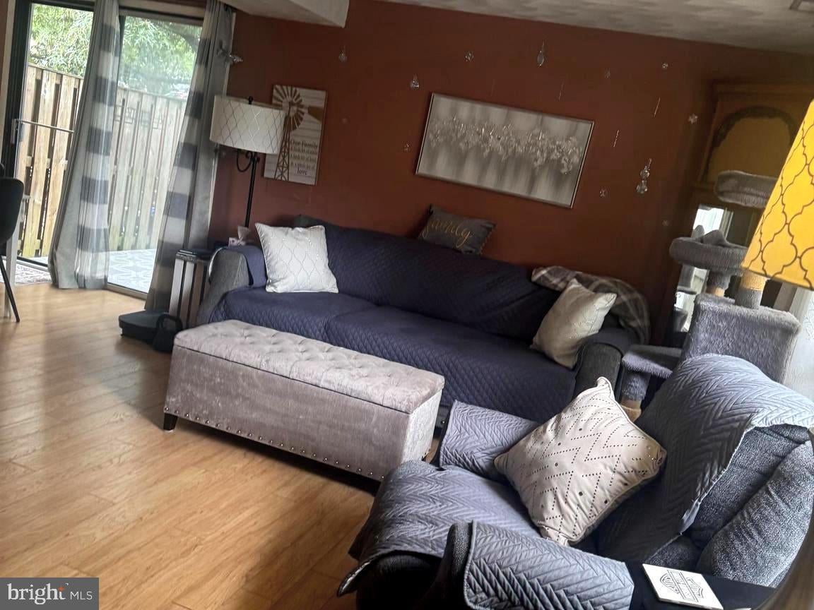 528 GLEN COURT