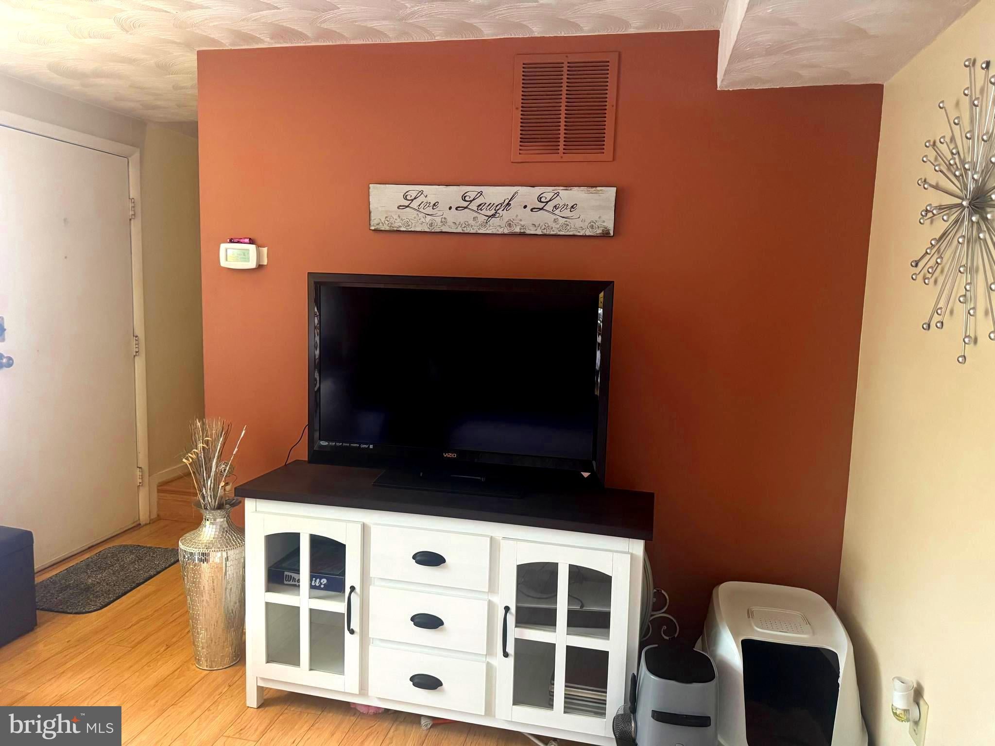 528 GLEN COURT