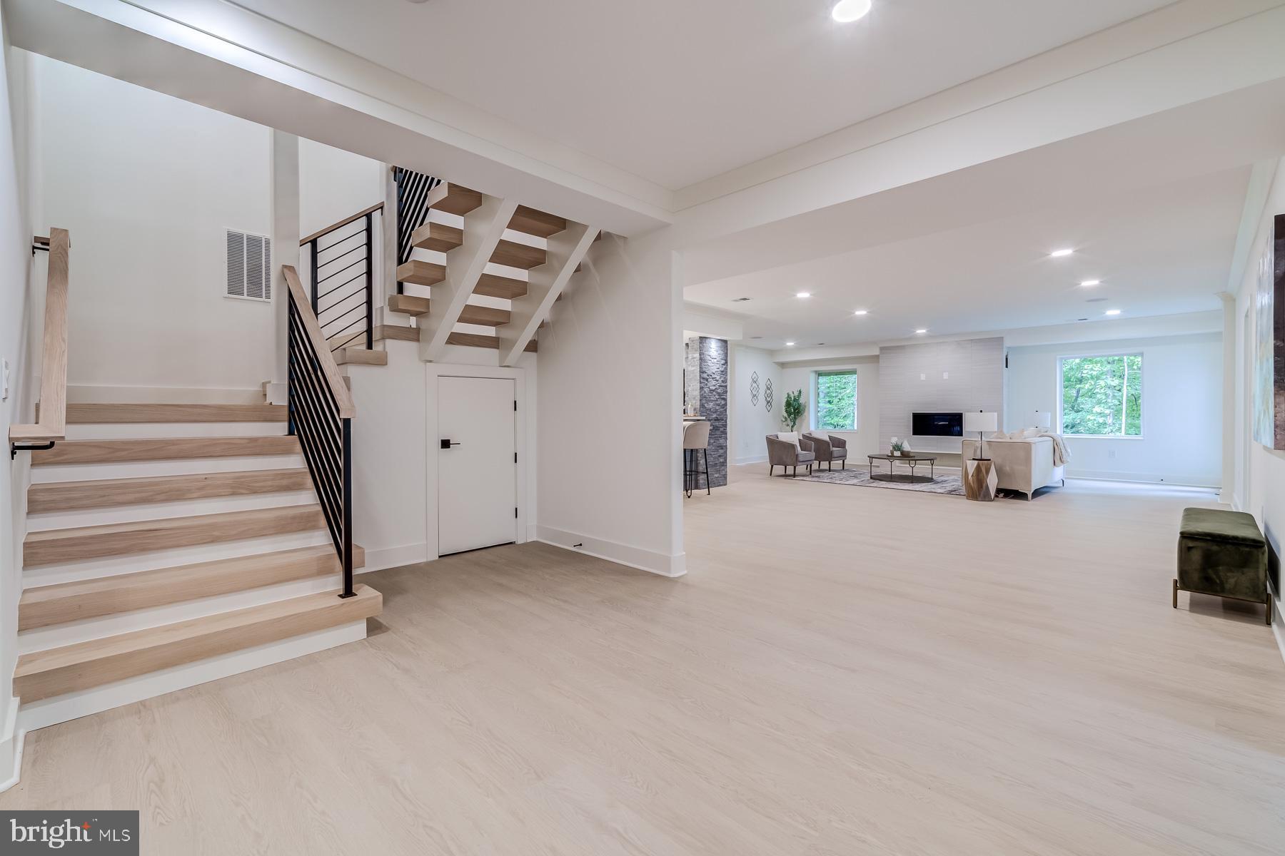 VIENNA WOODS - Residential