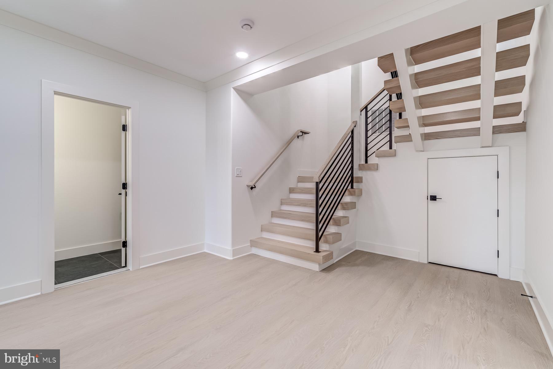 VIENNA WOODS - Residential