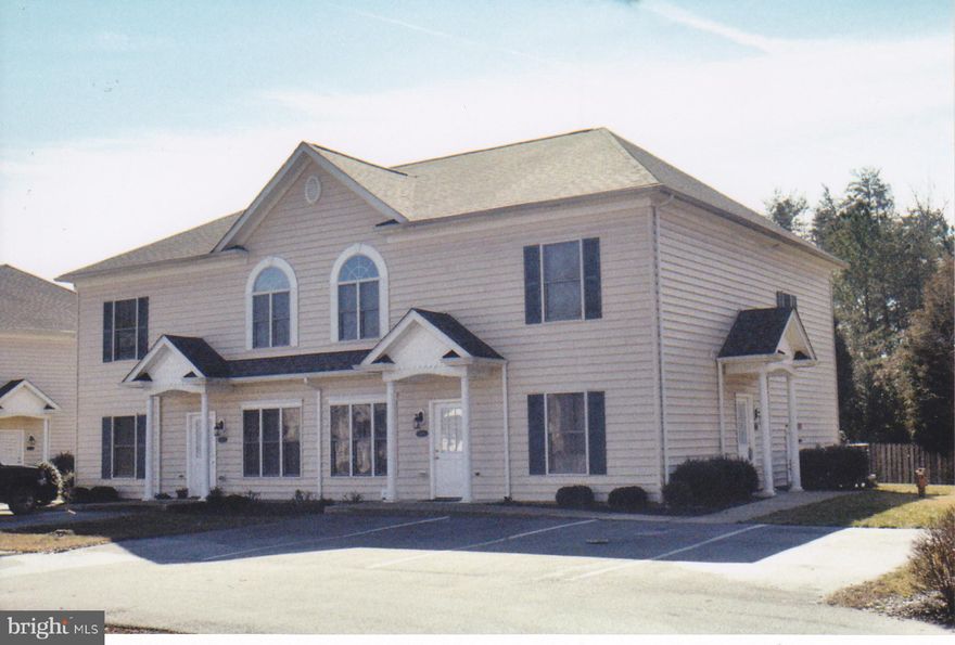 Spacious 2 bedroom, 2 bath condo in excellent condition.  Open floor plan