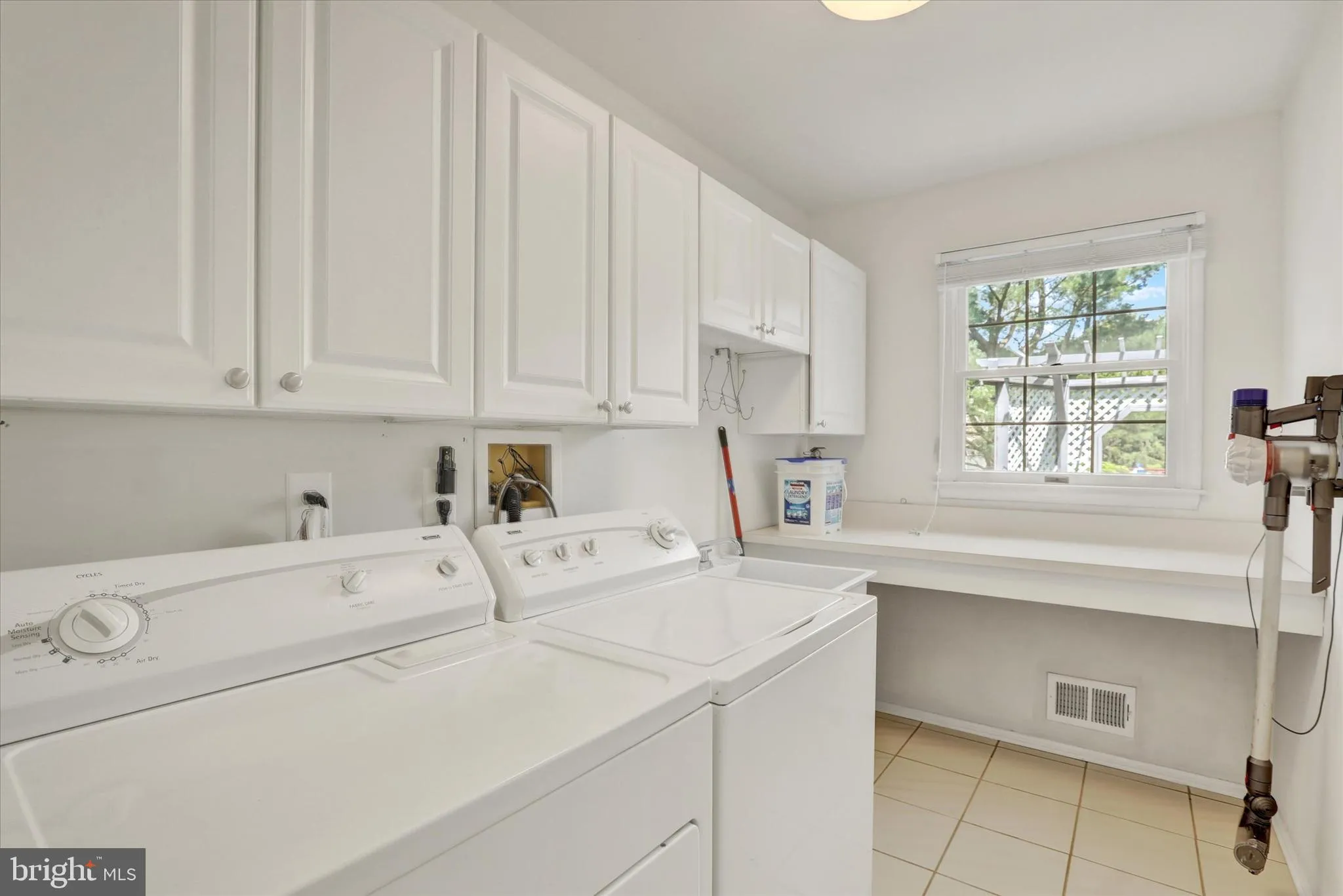 Princeton Junction, New Jersey 08550, United States, 4 Bedrooms Bedrooms, ,3 BathroomsBathrooms,Residential,Pending,142567