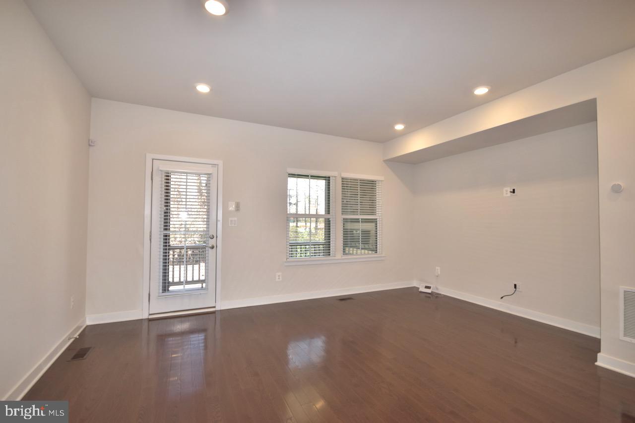 METRO ROW - Residential