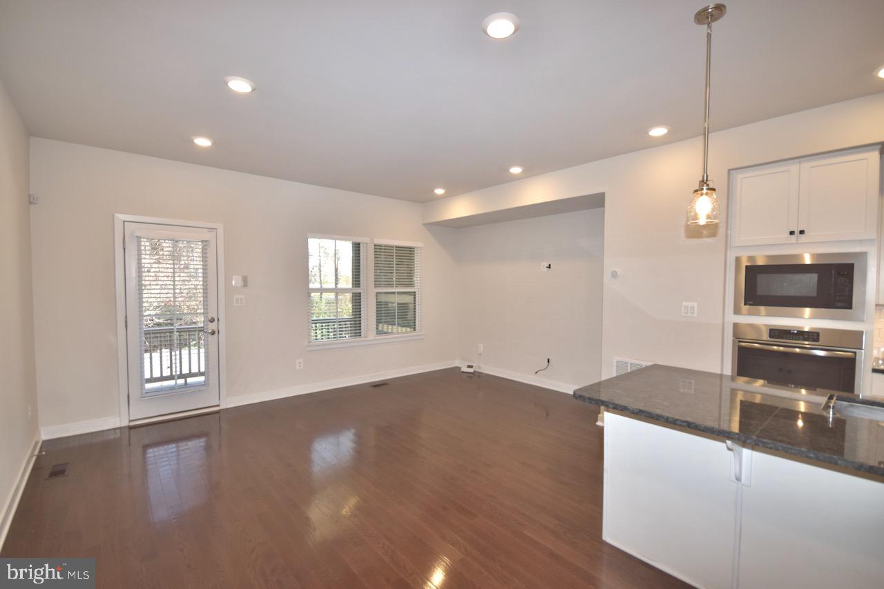 METRO ROW - Residential