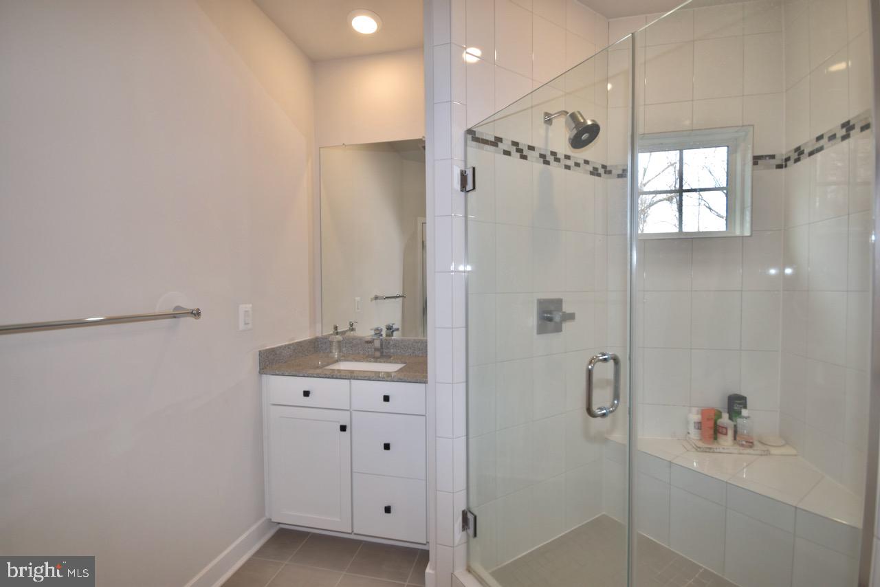 METRO ROW - Residential