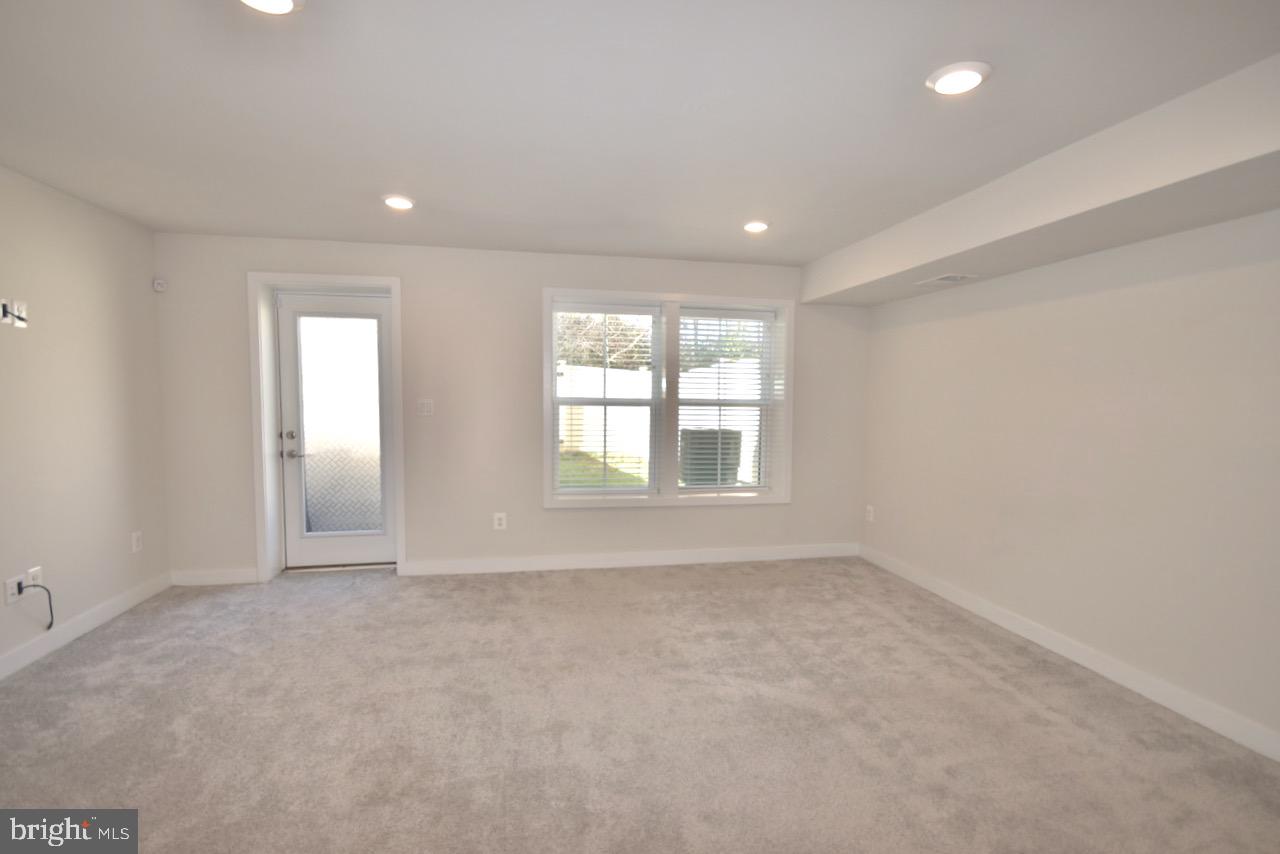 METRO ROW - Residential