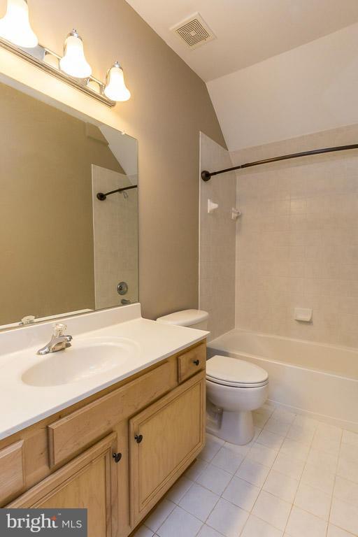 THE TOWNES AT VILLAGE PLACE - Residential