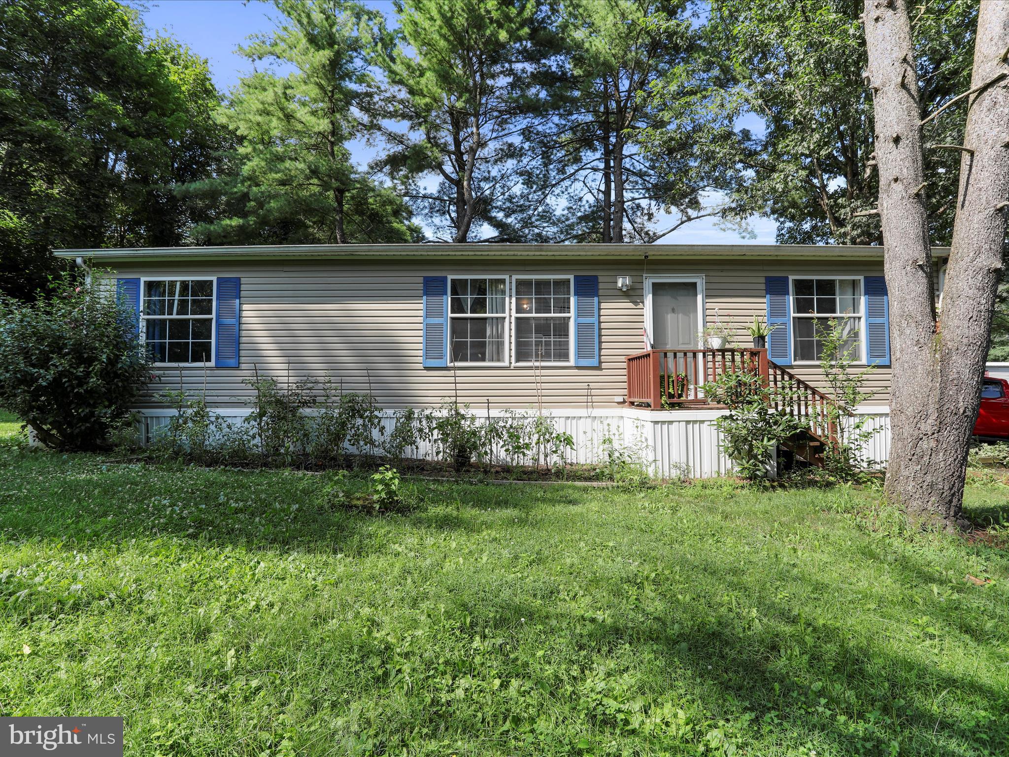 Welcome to 1685 Liberty Drive, Chambersburg, Pa - As you enter the front door, you'll be welcomed into an open-concept great room filled with natural light and plenty of space--flowing seamlessly into a spacious eat-in-kitchen with a bump out room perfect for those needing storage. To the left of the kitchen, you'll find the primary bedroom, complete with a full bathroom. There is a large laundry/mud room just off your rear driveway entrance. Looking for privacy? This home sits on a wooded lot, giving you the peaceful setting you've been searching for in a manufactured community. M
Must have 24-hour notice to show. Must be park approved.
This is a great home to customize to your liking! Seller is selling this property AS-IS