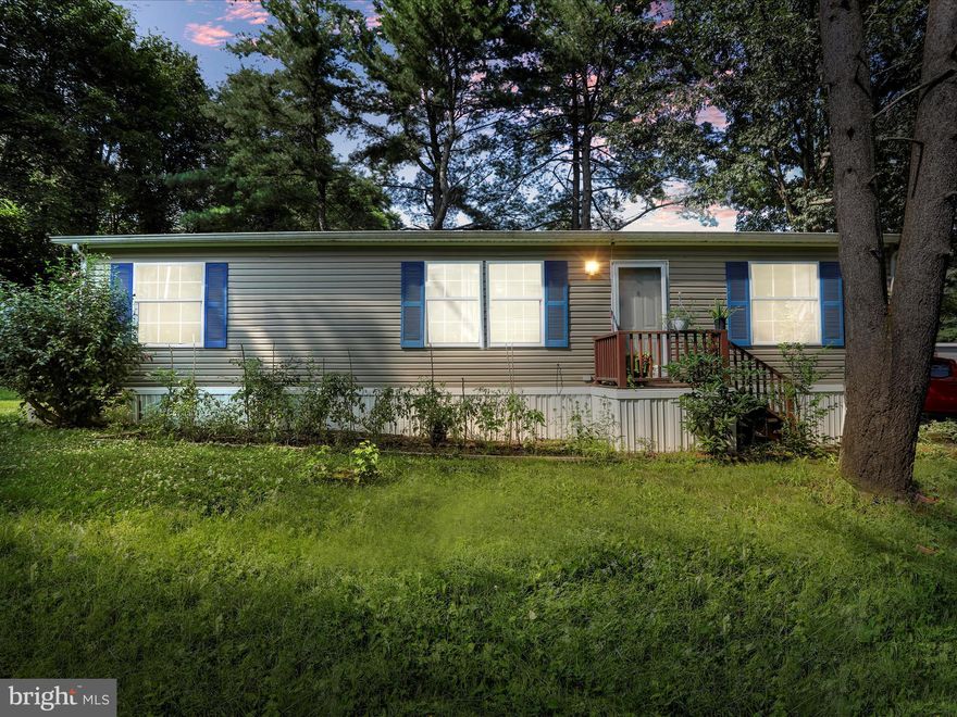 Welcome to 1685 Liberty Drive, Chambersburg, Pa - As you enter the front door, you'll be welcomed into an open-concept great room filled with natural light and plenty of space--flowing seamlessly into a spacious eat-in-kitchen with a bump out room perfect for those needing storage. To the left of the kitchen, you'll find the primary bedroom, complete with a full bathroom. There is a large laundry/mud room just off your rear driveway entrance. Looking for privacy? This home sits on a wooded lot, giving you the peaceful setting you've been searching for in a manufactured community. M
Must have 24-hour notice to show. Must be park approved.
This is a great home to customize to your liking! Seller is selling this property AS-IS