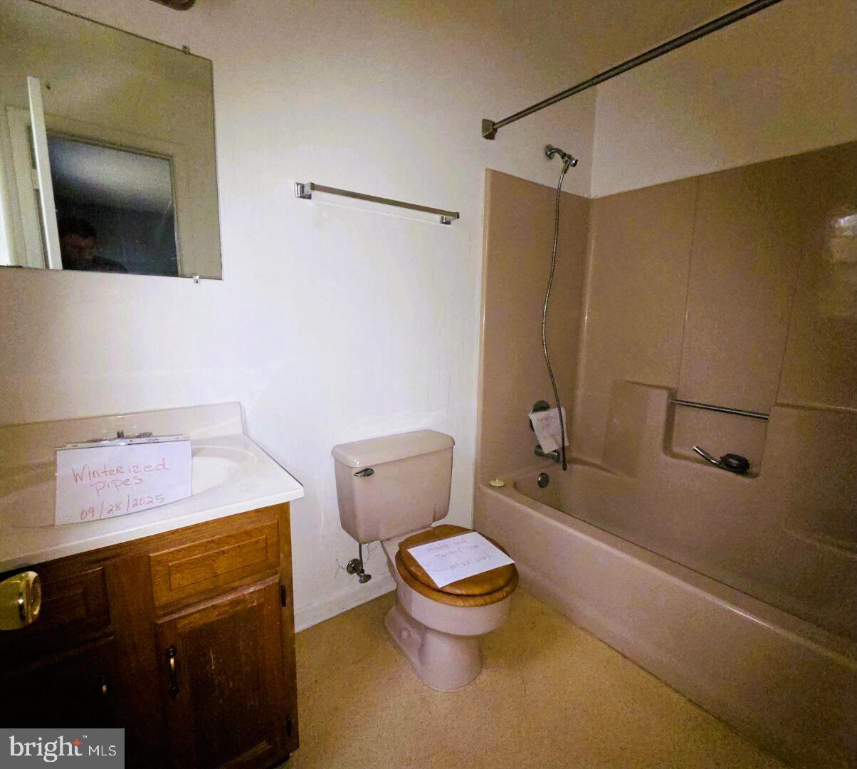 COUNTRY LAKES - Residential