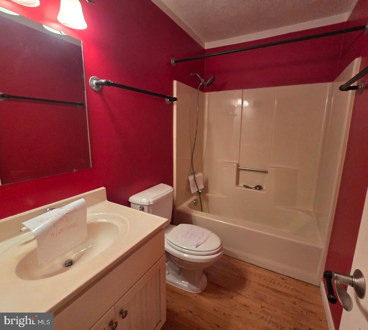 COUNTRY LAKES - Residential