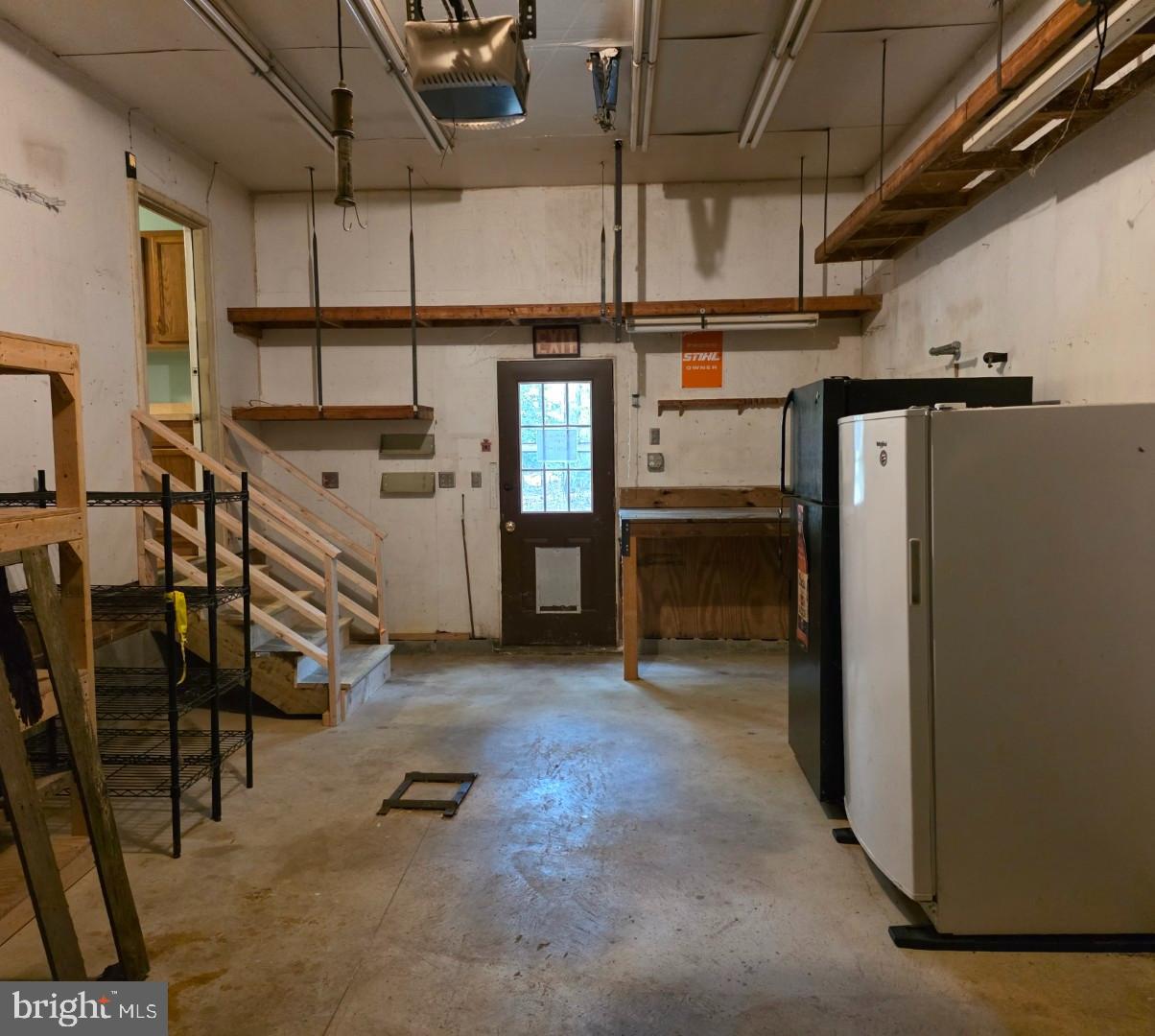 COUNTRY LAKES - Residential