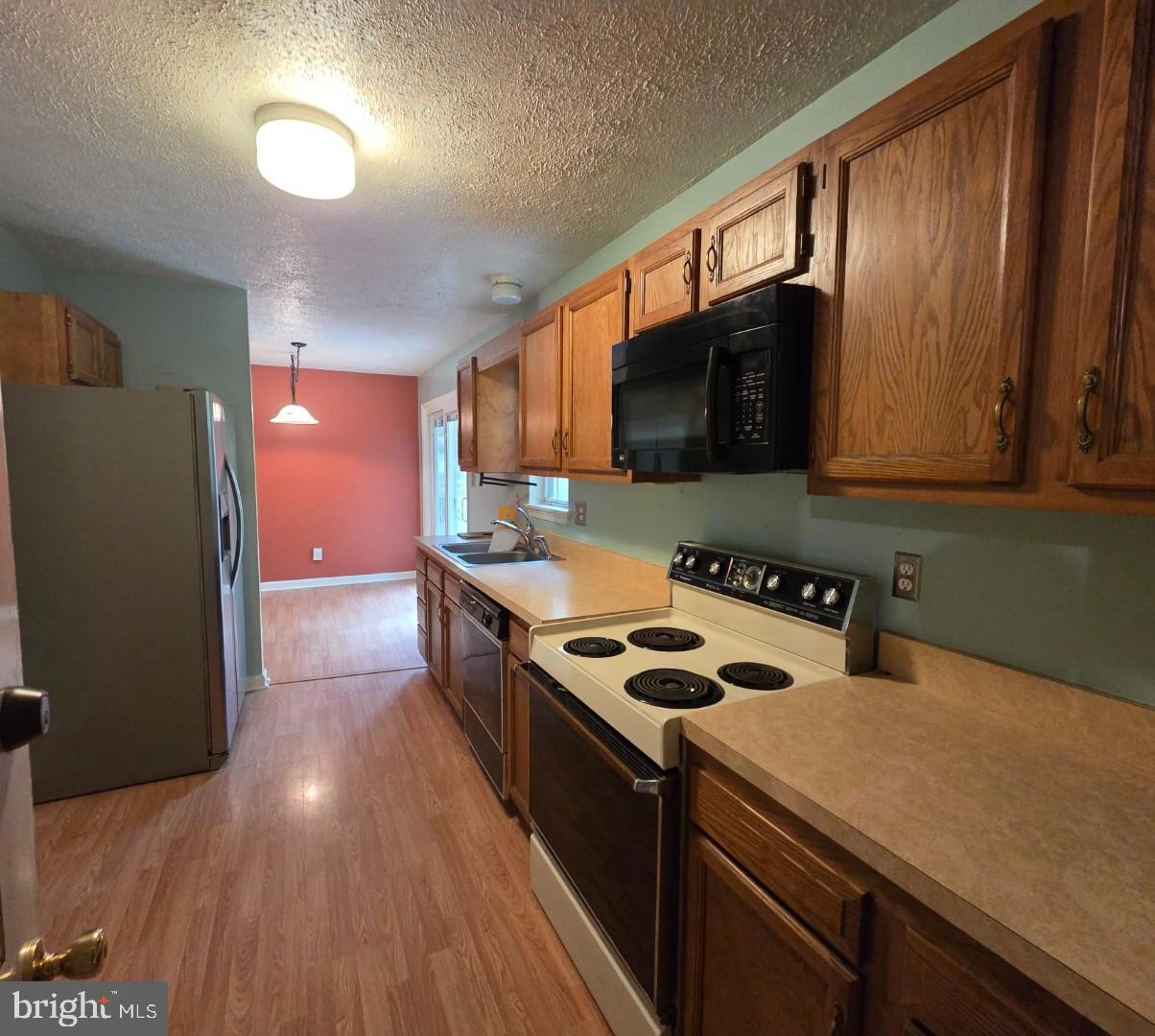 COUNTRY LAKES - Residential