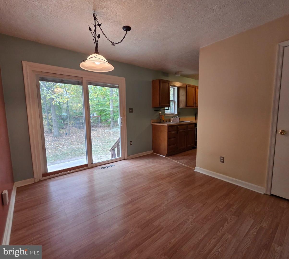 COUNTRY LAKES - Residential