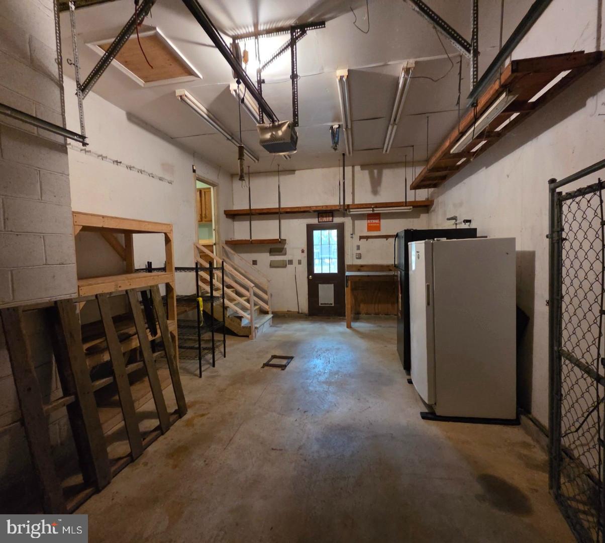 COUNTRY LAKES - Residential