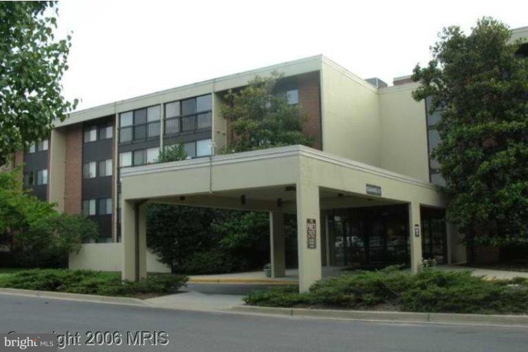Spacious 2 bedroom or one bedroom and den... Application fee is $40.00 per applicant..Cashiers checks are required for the processing fee, security deposit and rent. This is a senior resident community All new wall to wall carpeting