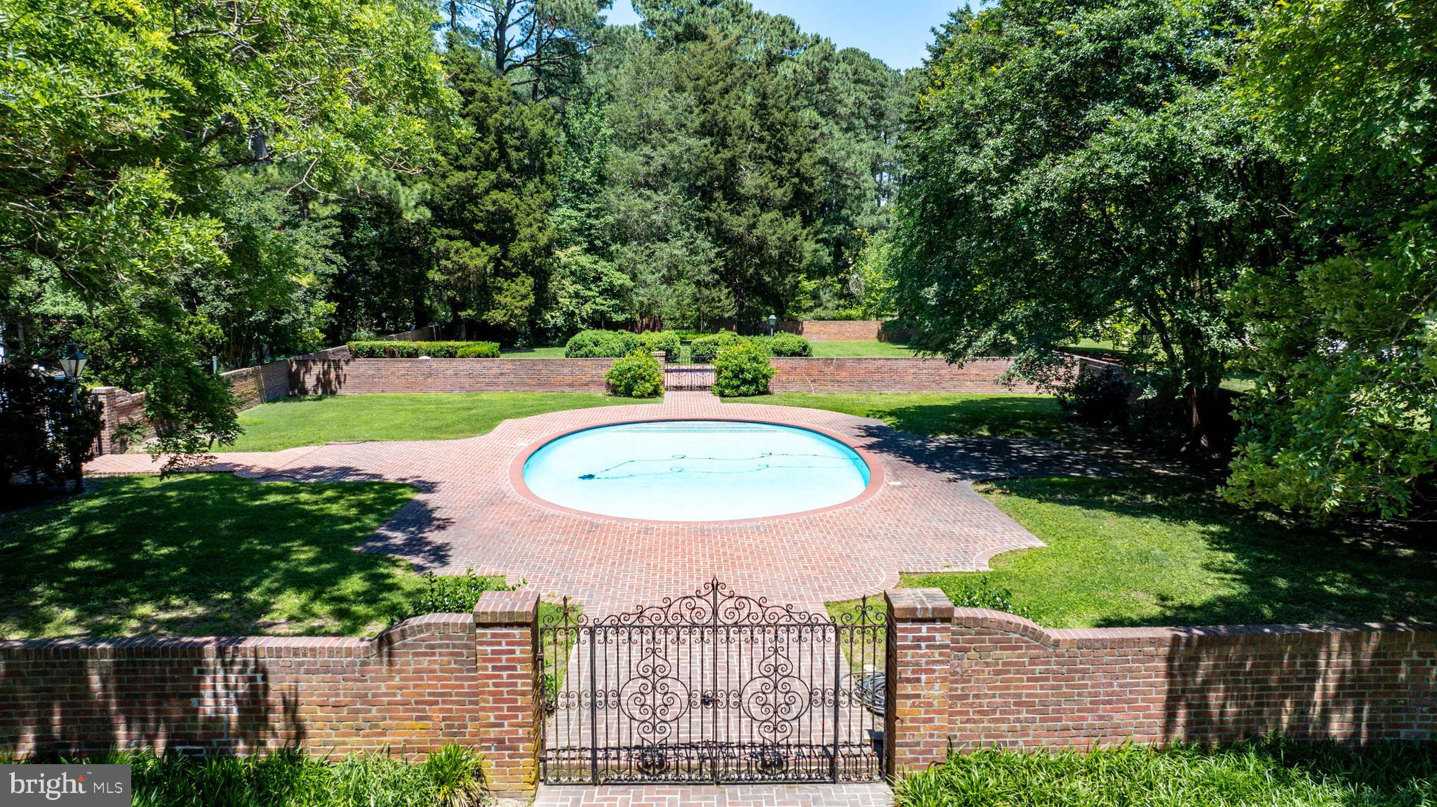 BAILEYS NECK - Residential