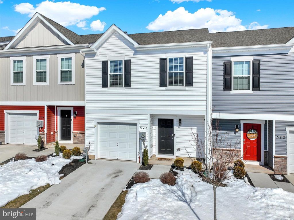 Photo of 325 Locust Run Drive, YORK, PA 17404 (MLS # PAYK2097770)