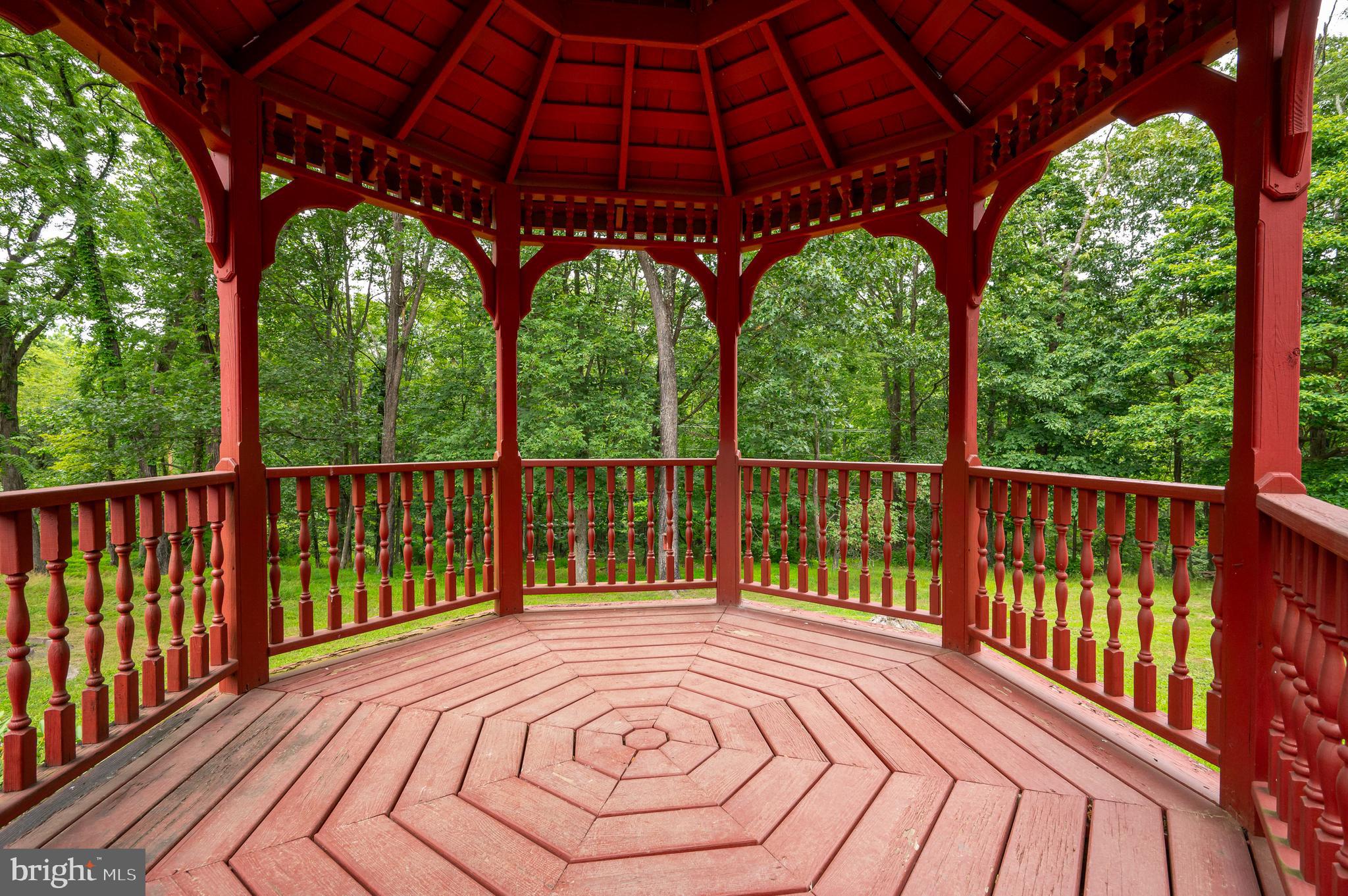 WHISPERING PINES - Residential