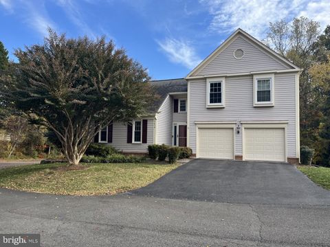 Photo of 7676 Green Garland Drive, SPRINGFIELD, VA 22153 (MLS # VAFX2277886)