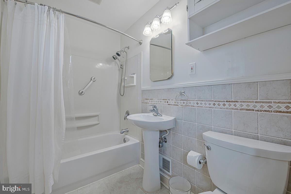 1237 QUEEN ANNE AVENUE