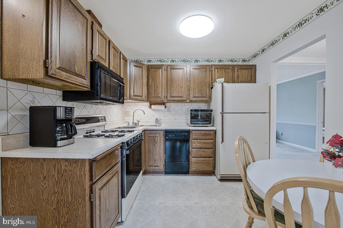 1237 QUEEN ANNE AVENUE